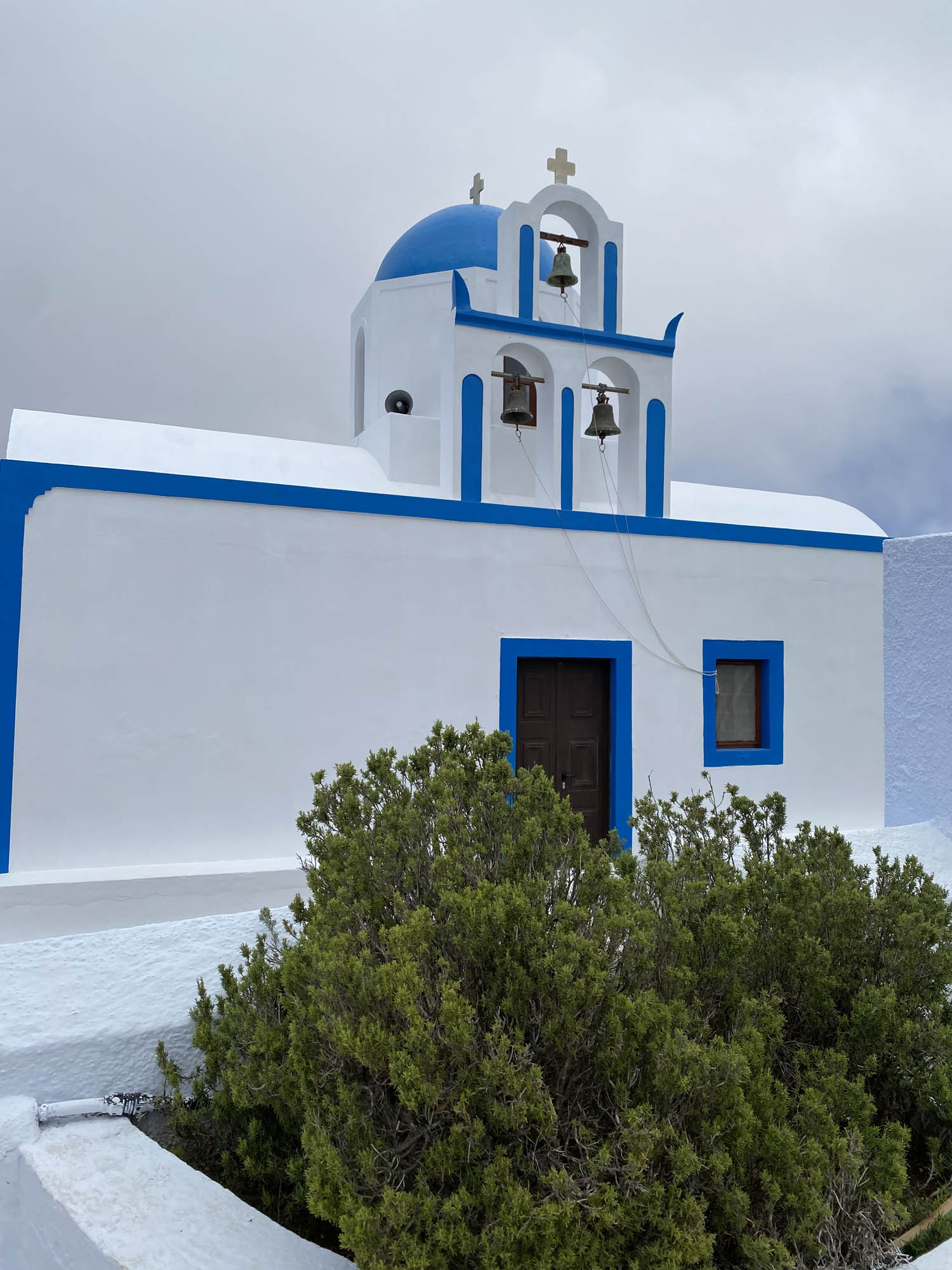 niebiesko biały kościółek na santorini w grecji