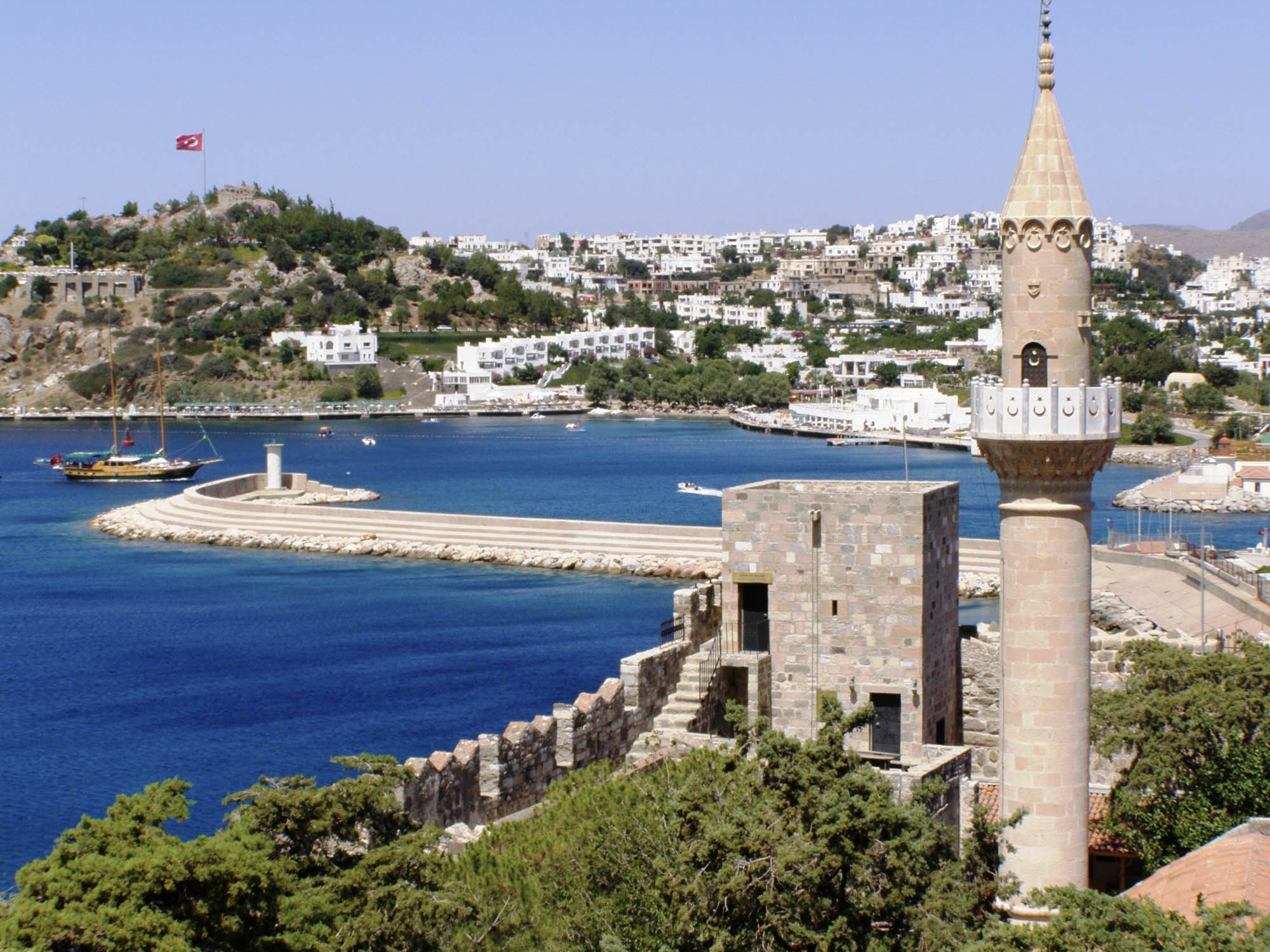zamek bodrum w turcji, kadr i zbliżenie na minaret i wieżę, w tle morze i kos