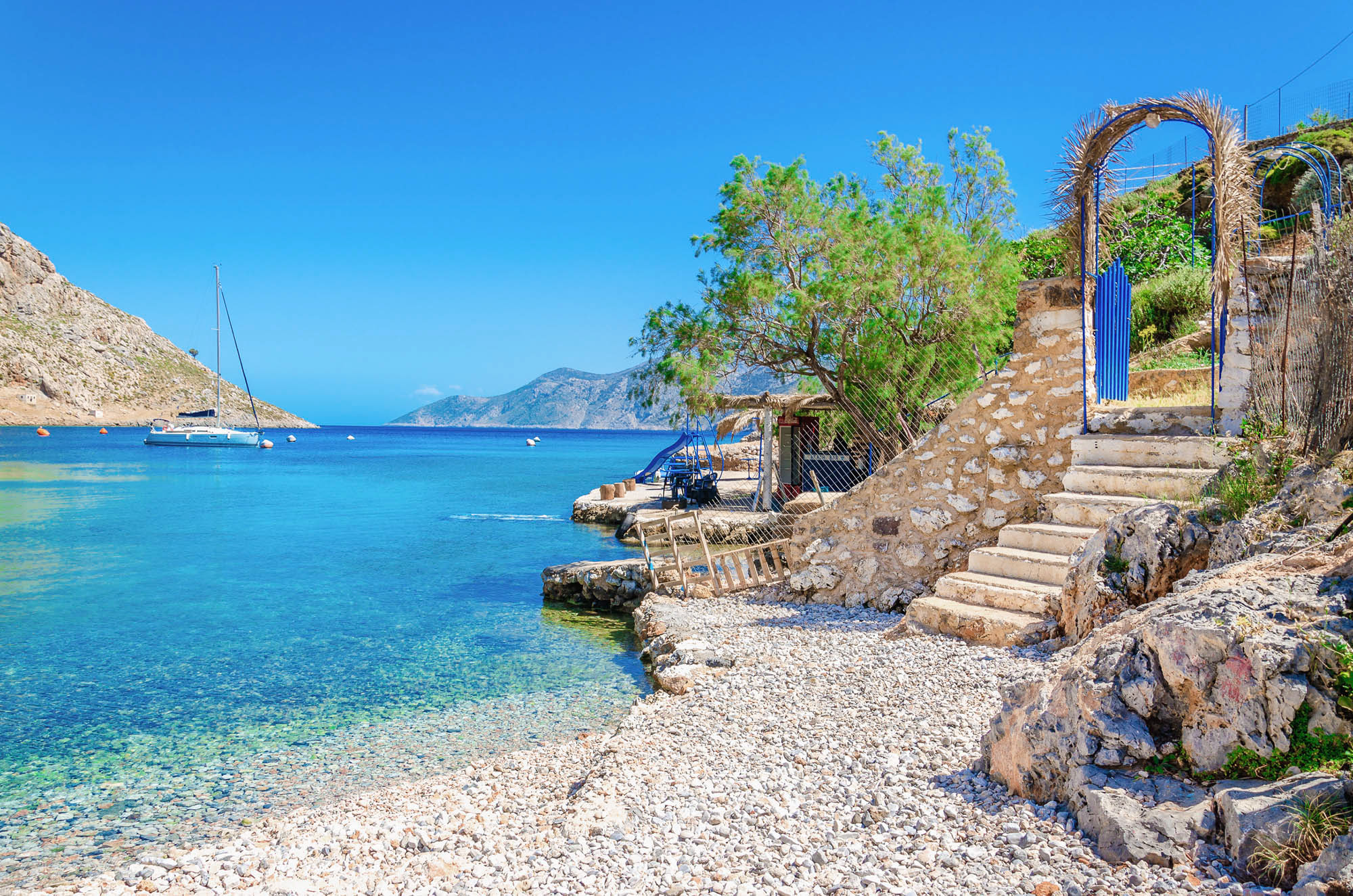 widok na wyspie kaluymnos, piękna plaża i schody