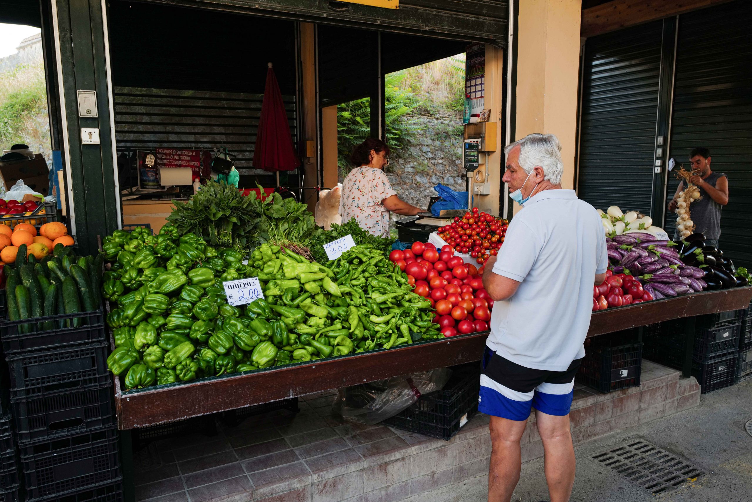 mały bazar z lokalnymi warzywami, gdzieś w grecji, stragan z pomidorami i ogórkami