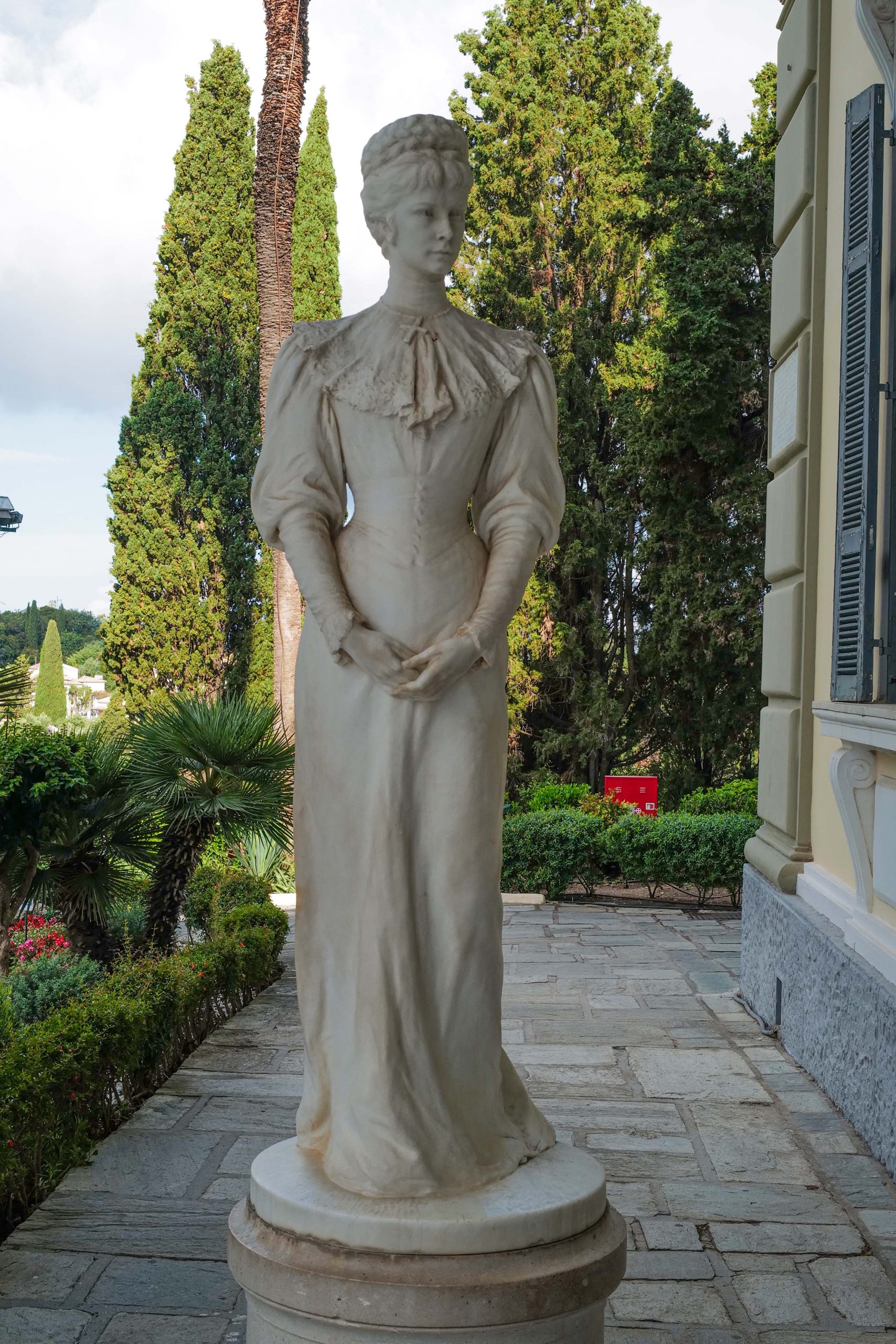 posąg cesarzowej sisi w jej pałacu na wyspie korfu, detal