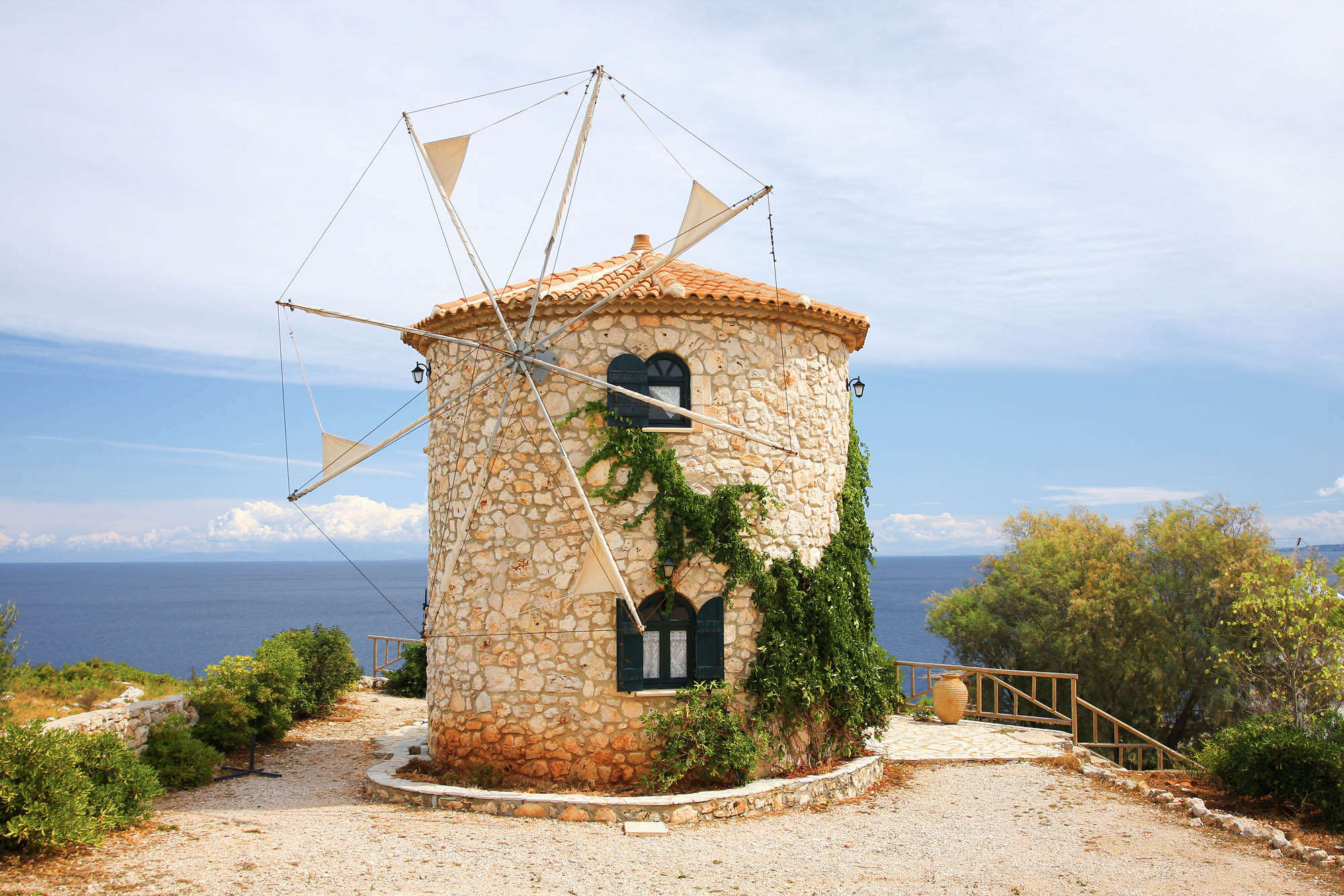 charakterystyczny wiatrak na wyspie zakynthos, widok na morze, detal