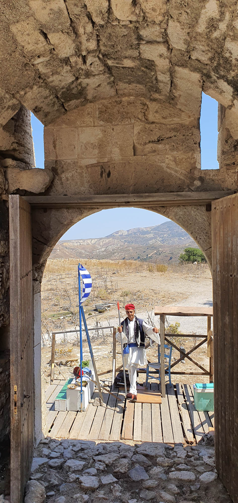 grecja, kos, mury, stare zabytku, przez okno widać tradycyjnie ubranego Greka