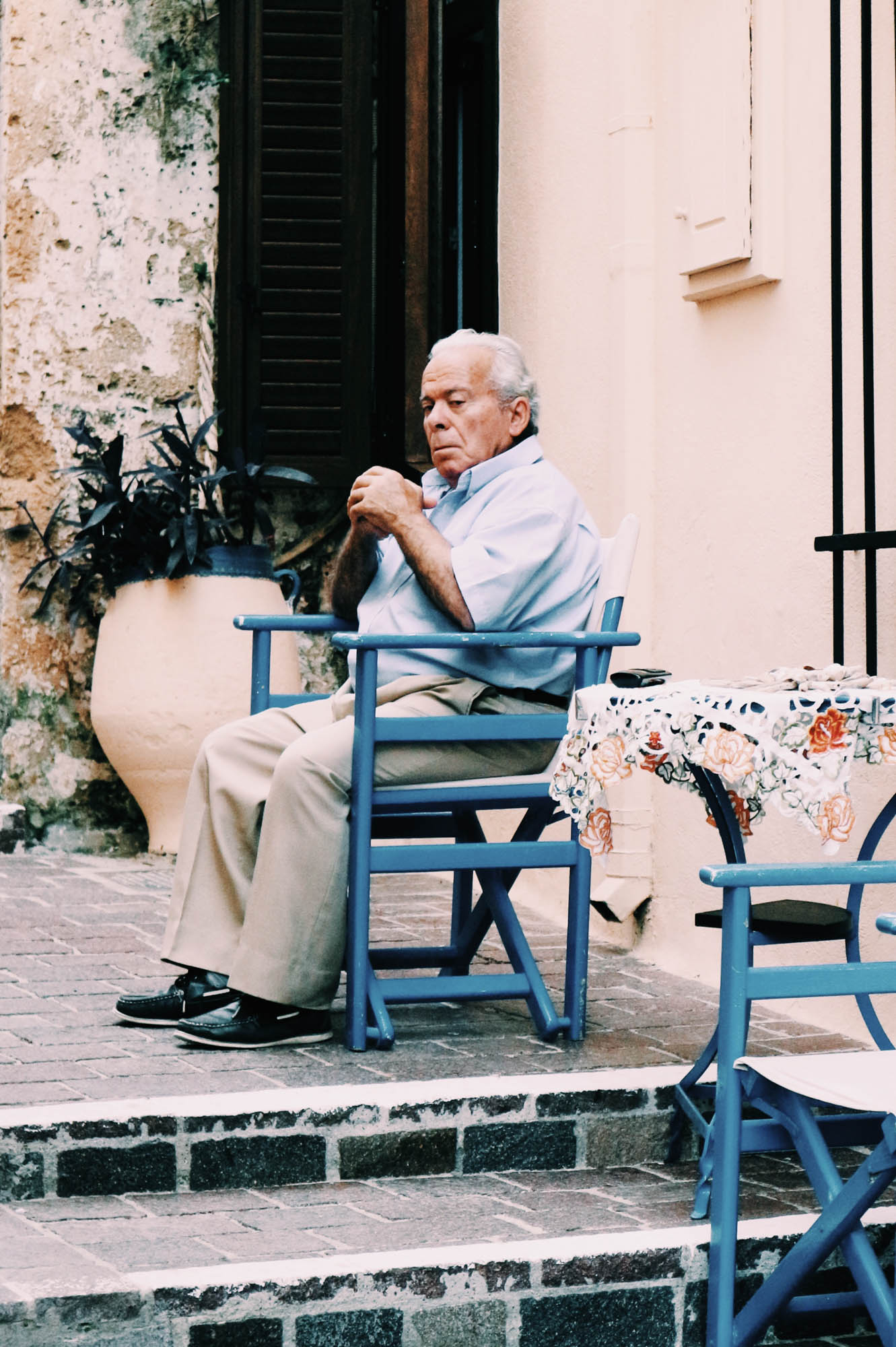 starszy pan siedzący przy kawie w tawernie