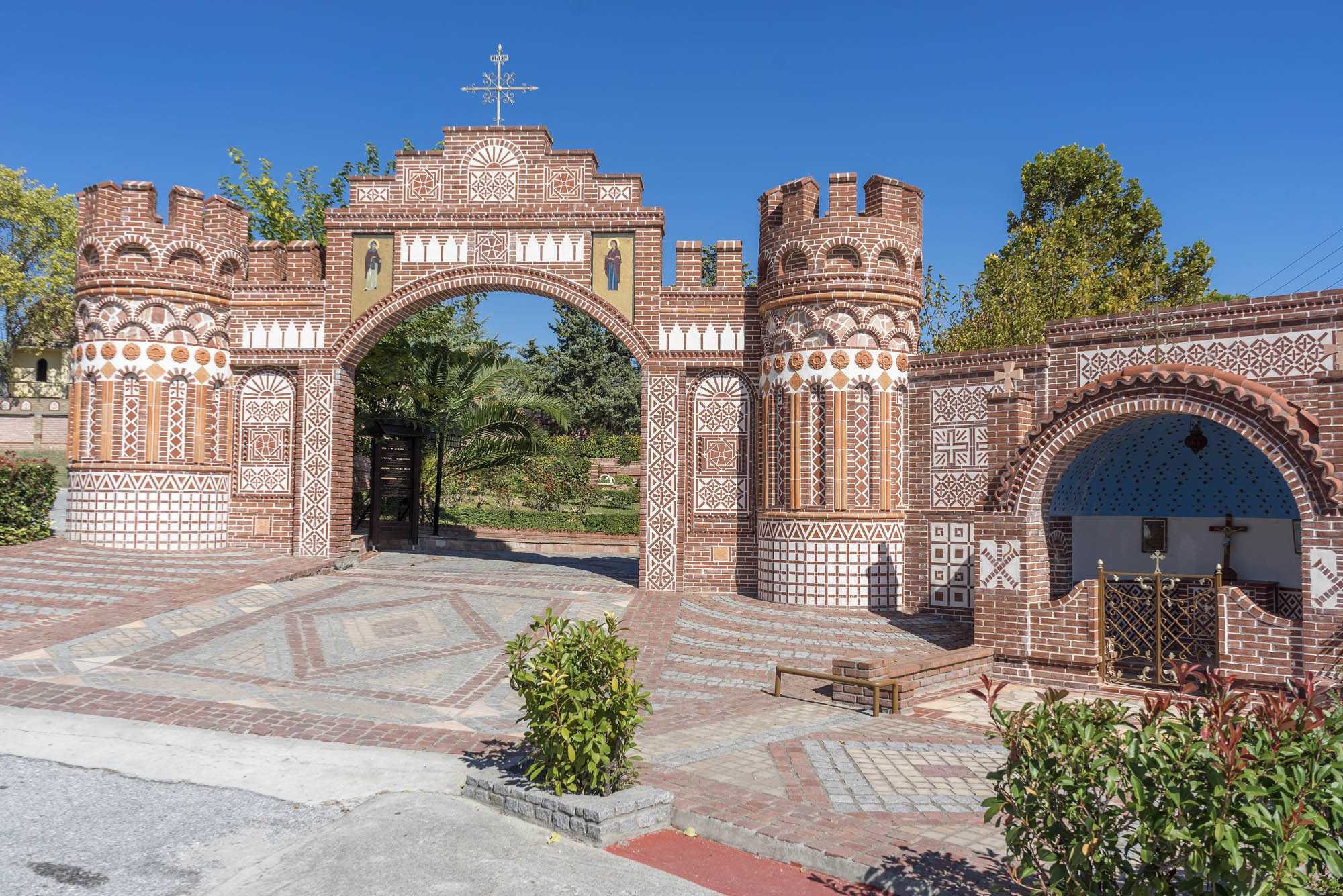 zdjęcie klasztoru świętego efrema, piękna brama, niesamowita architektura, detal