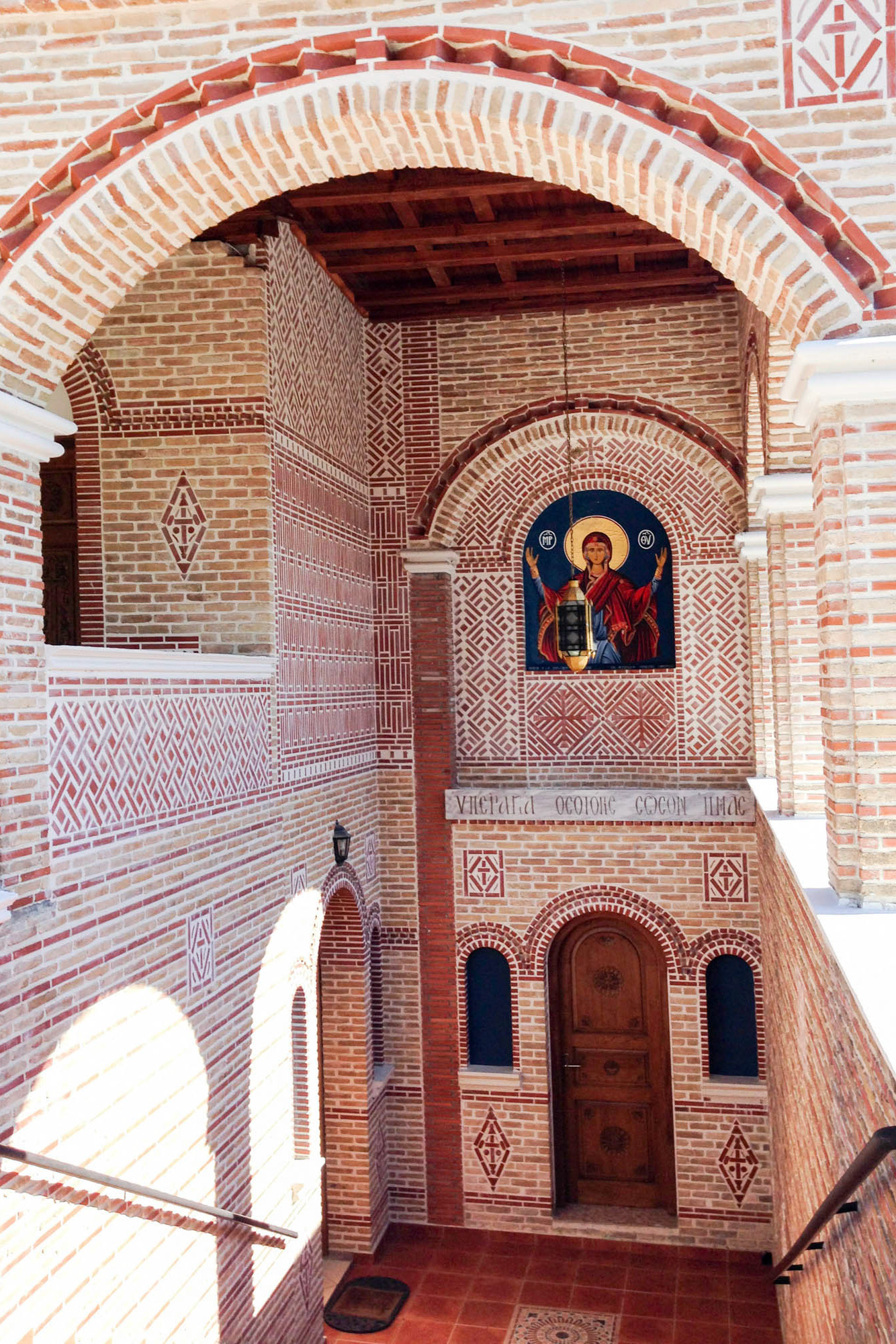 wnętrze klasztory świętego erfema, wejście, bogato zdobione mury i ikona