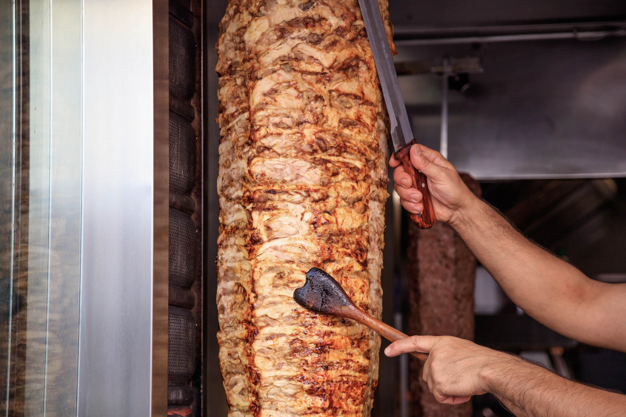 kebab, mięso ucinane z wielkiego wiszącego prętu i smażone z kazdej strony