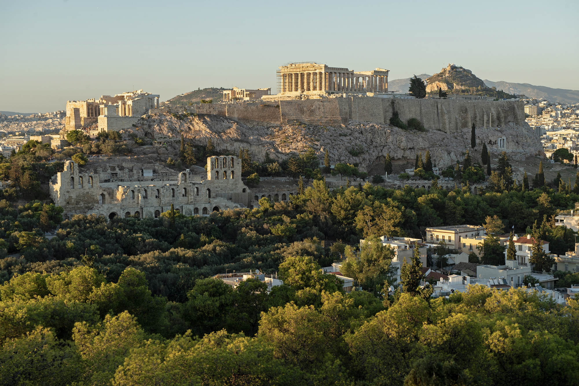 widok na wzgórze w atenach, akropol widziany z daleka i panorama miasta