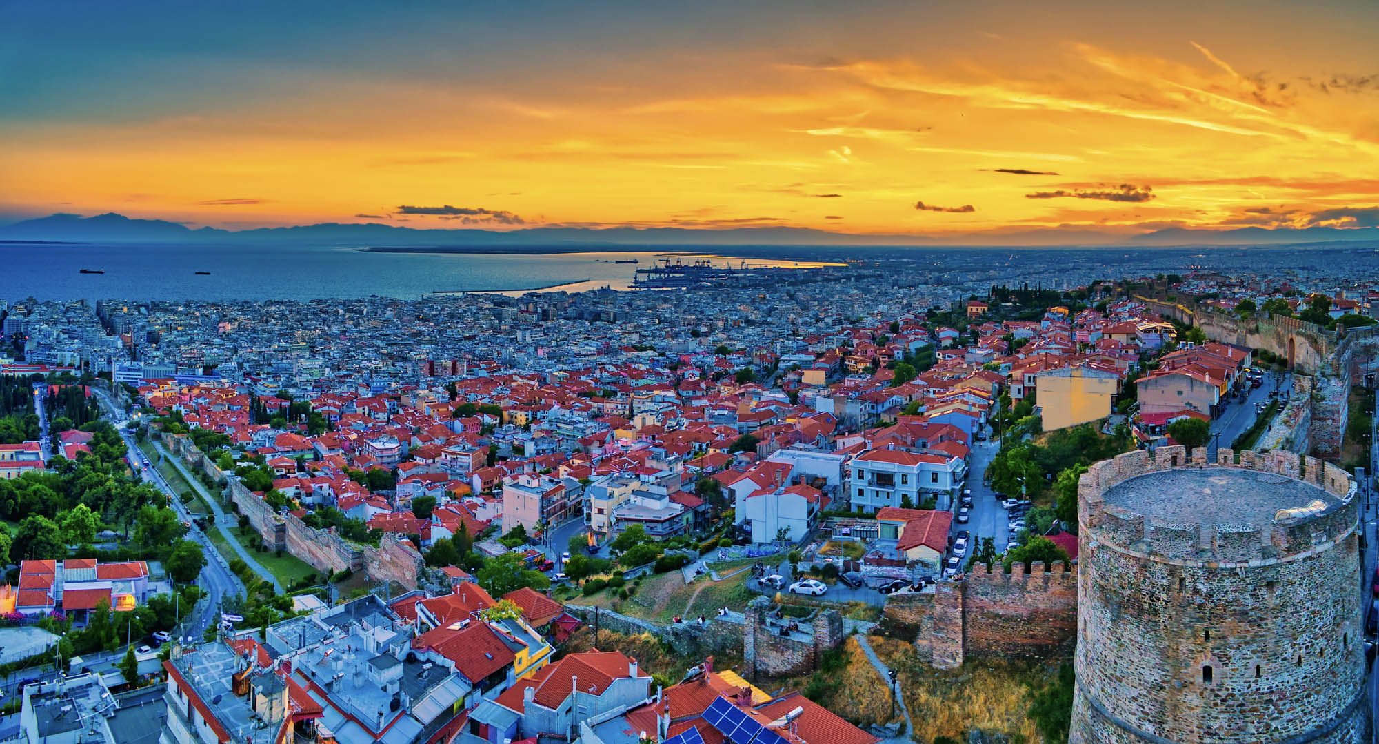 Saloniki, panorama miasta z lotu ptaka, ogromne miasto widziane z góry