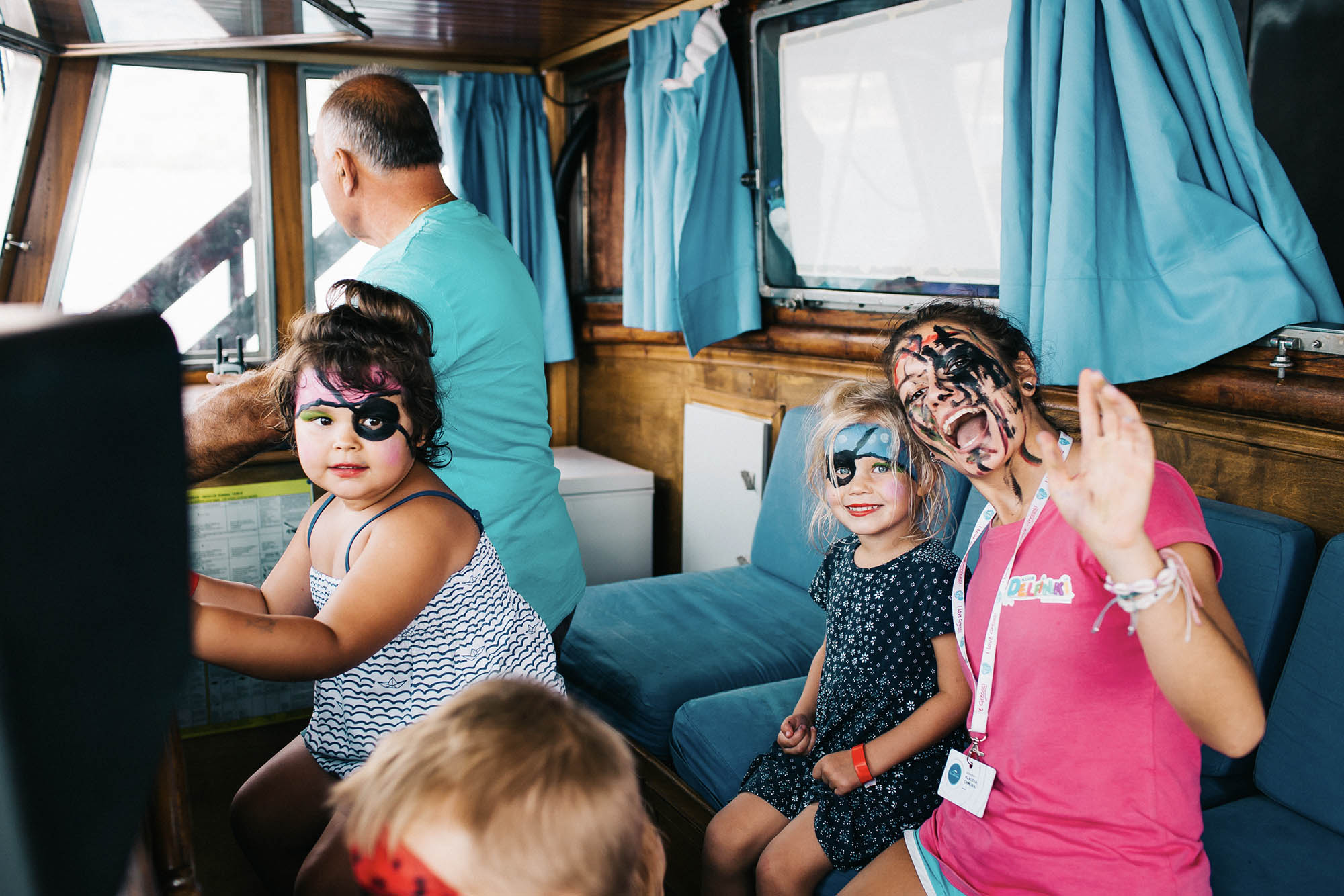 wspólna zabawa dzieci i dorośli, zabawa na pokładzie podczas rejsu, malowanie twarzy