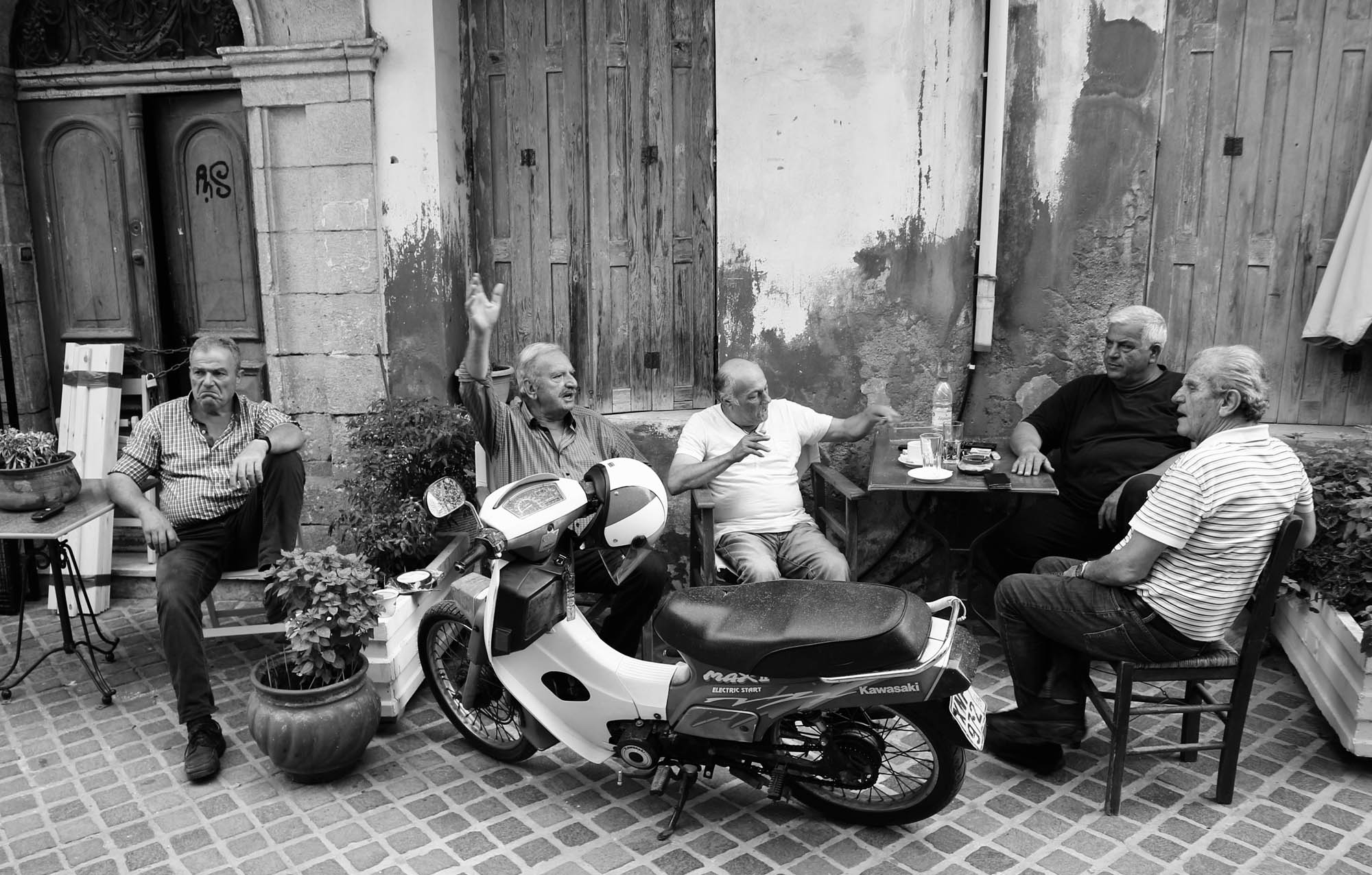 grecy siedzący przy kawie, typowy grecki kafenion