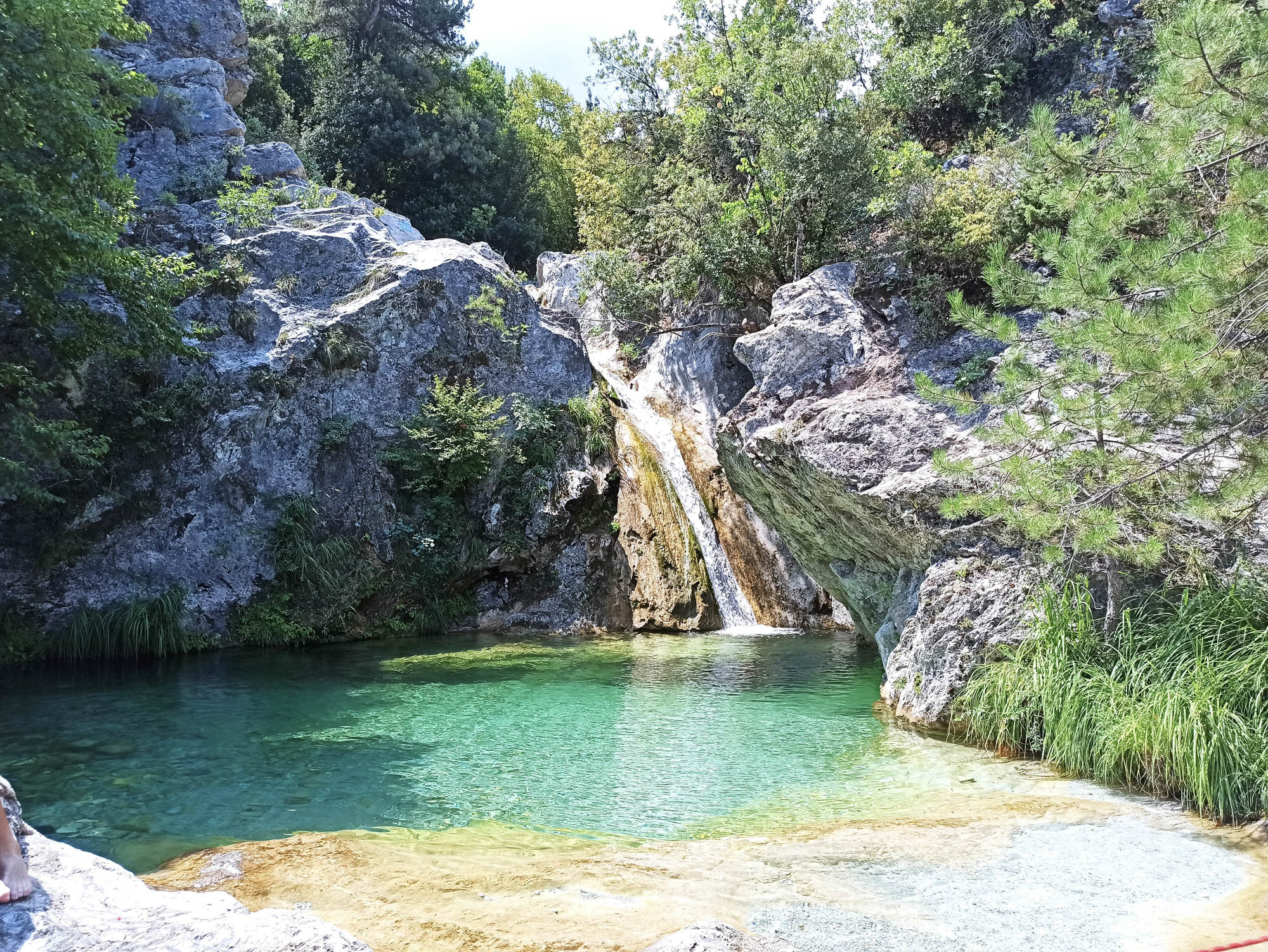 wodospad Agia Kori, lazurowa, czyta woda w sadzawce, panorama, detal