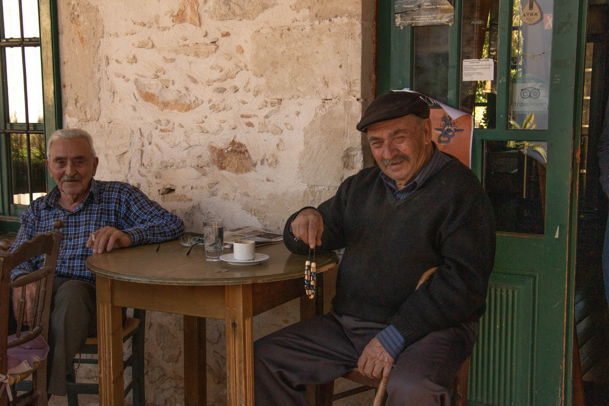 Grecy siedzący na kawie, starsi mężczyźni przy filiżance kawki