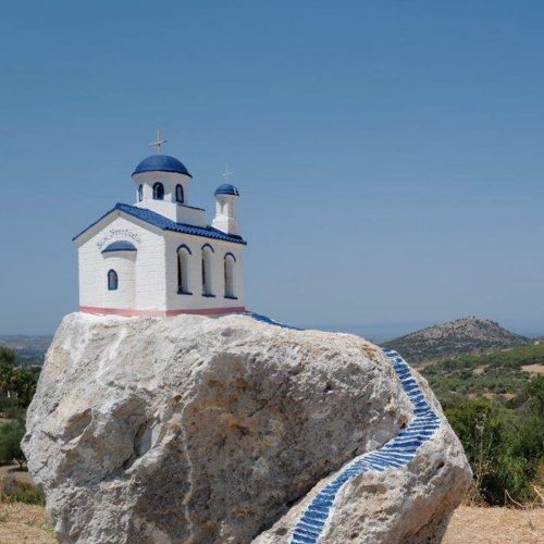 urocza, maleńka grecka cerkiewka stojąca na kamieniu, miniaturka
