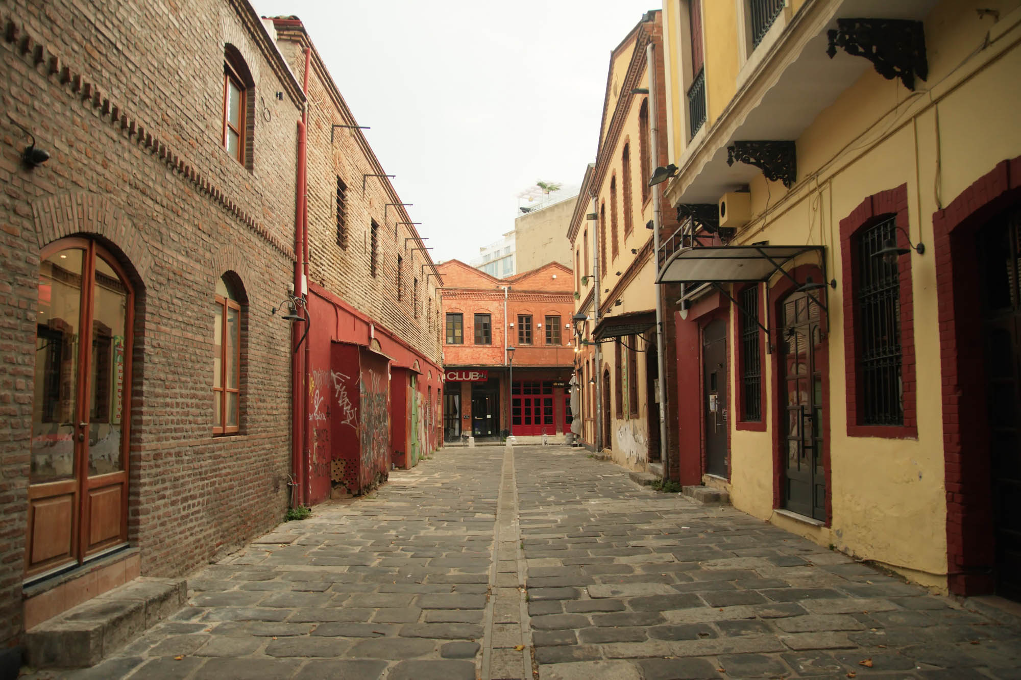 jedna z ulic w charakterystycznej dzielnicy Ladadika w salonikach, wąska ulica i magazyny z dwóch stron ulicy