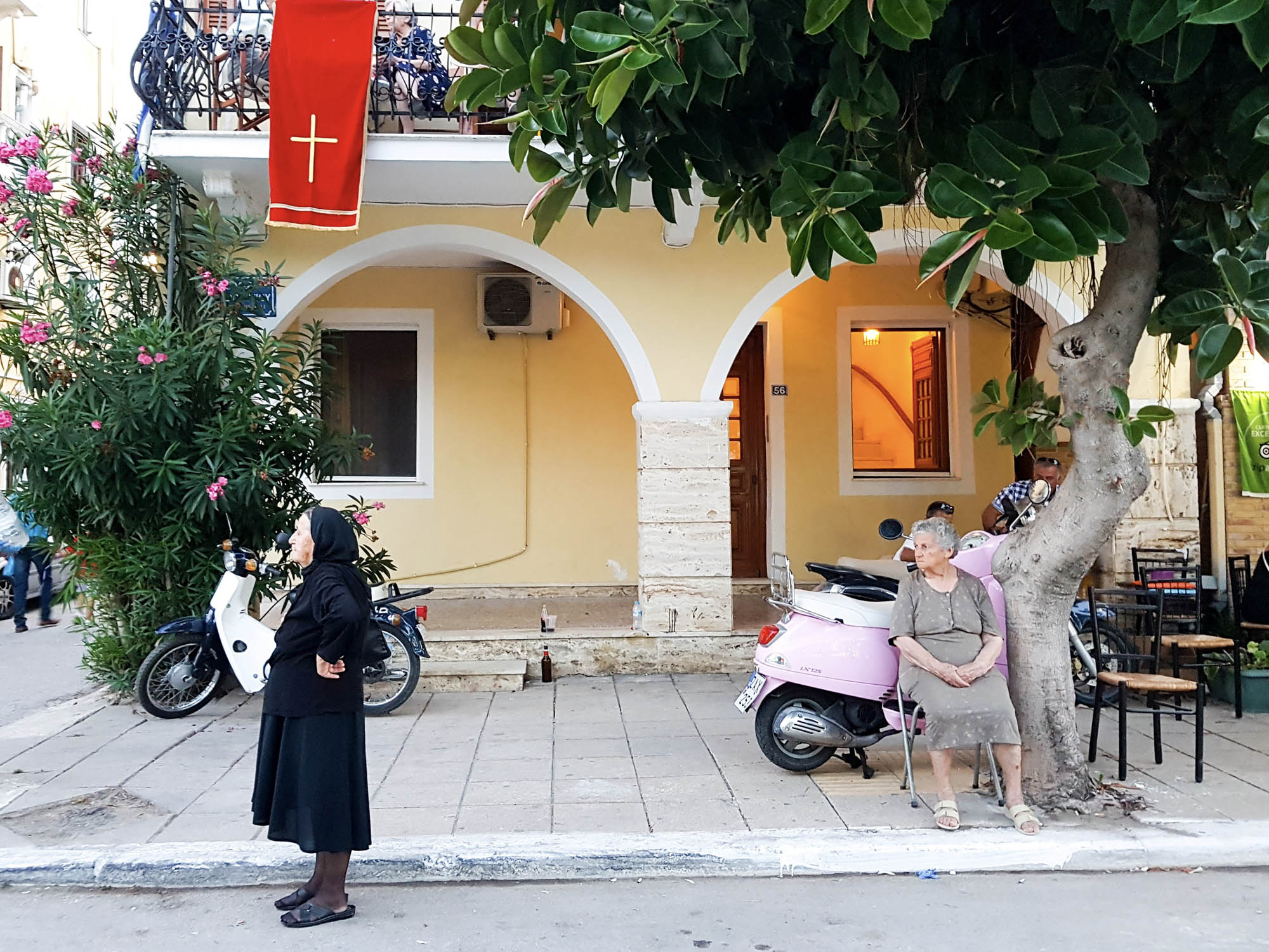 grecka ulica, typowe zdjęcie z ludźmi i skuterem