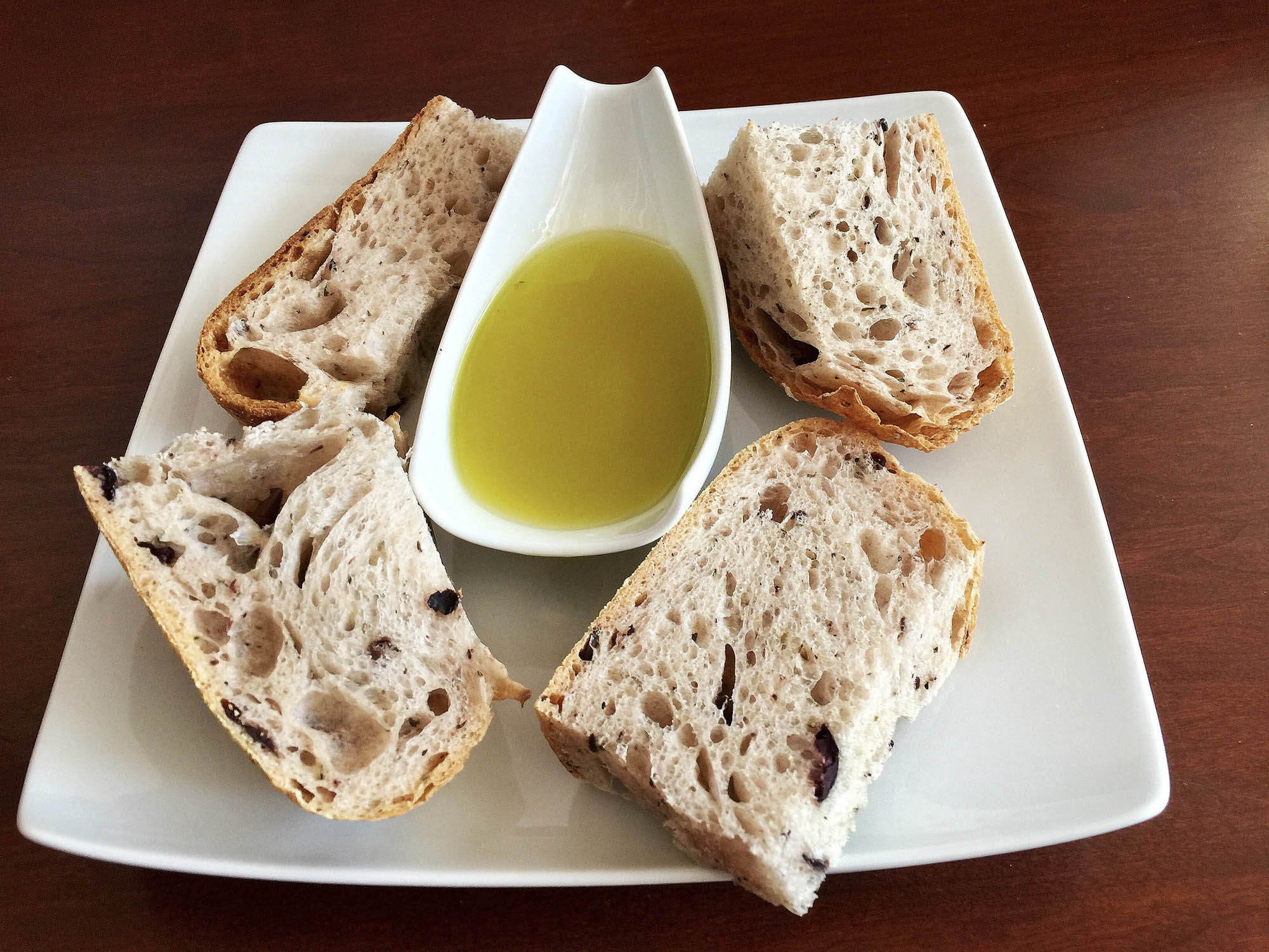 chleb z grecką oliwą w miseczce, detal