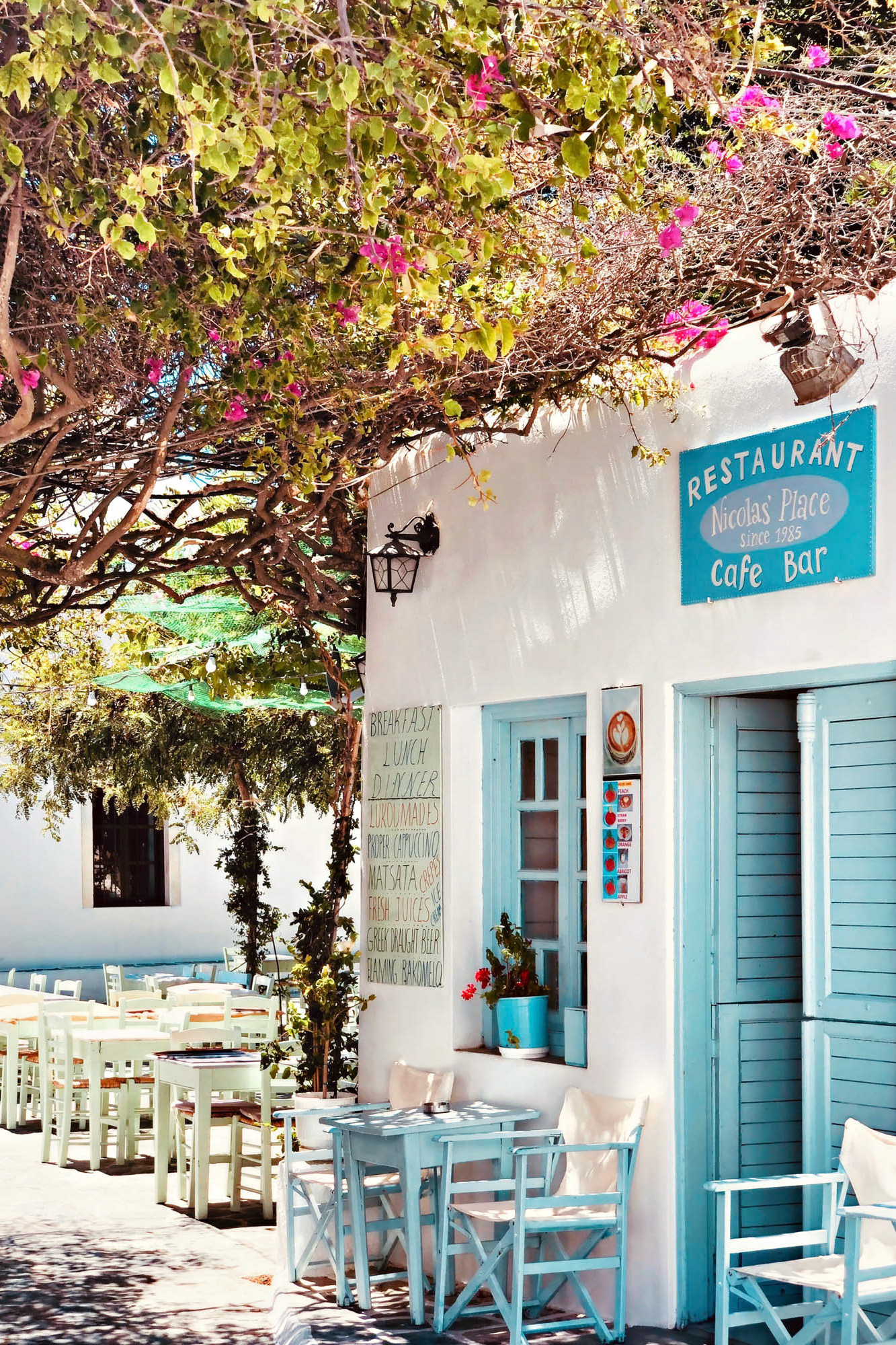kafejka w grecji, gdzieś nad brzegiem morza