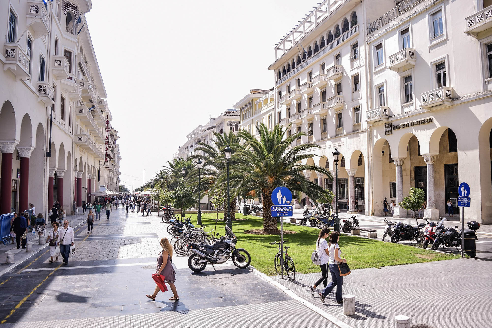 widok na nowoczesną ulice w salonikach, piękne budynki i palmy