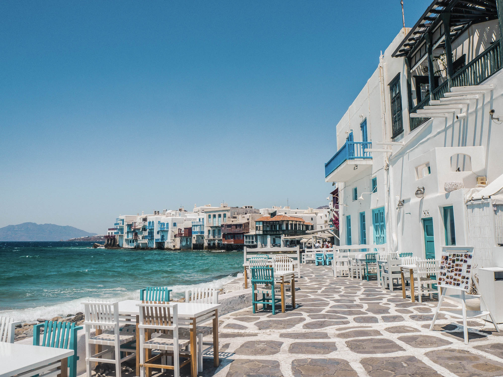 niebiesko-biała tawerna nad brzegiem morze, grecja