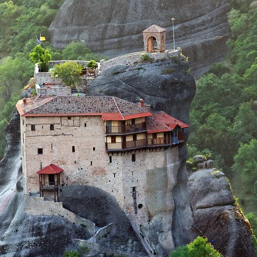 klasztor na szczycie góry, greckie meteory, niesamowita budowla na wysokim wzniesieniu