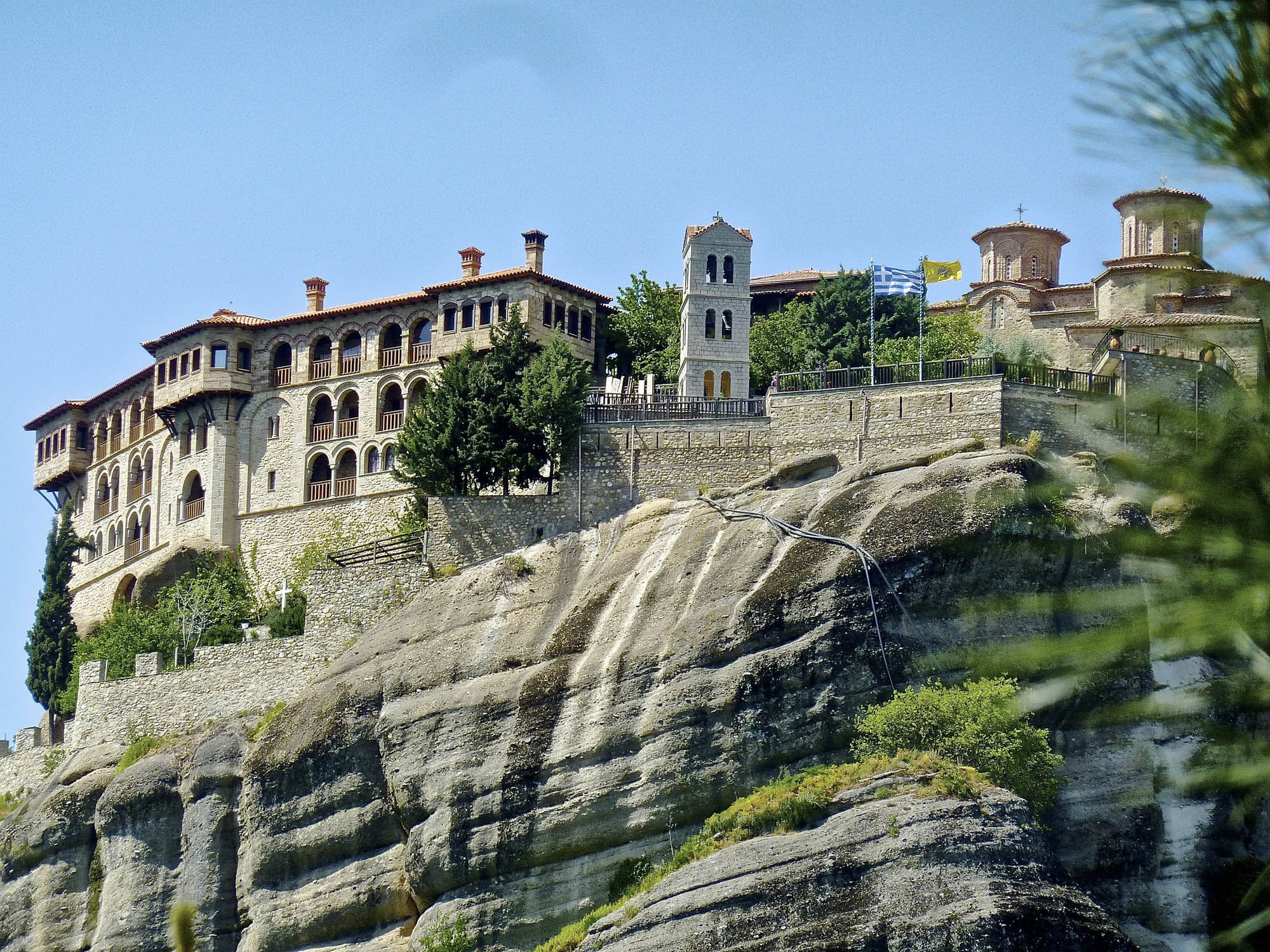 Monastery na skałach, meteory greckie, widok z dołu na klasztor wybudowany na skale