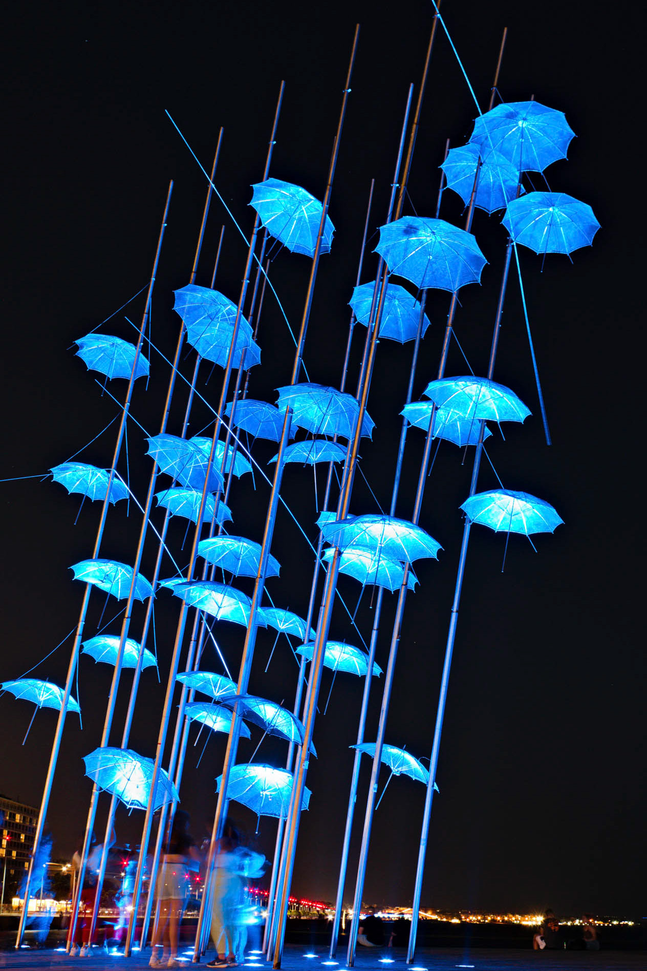 podświetlona rzeźba parasolek, współczesnego symboli salonik