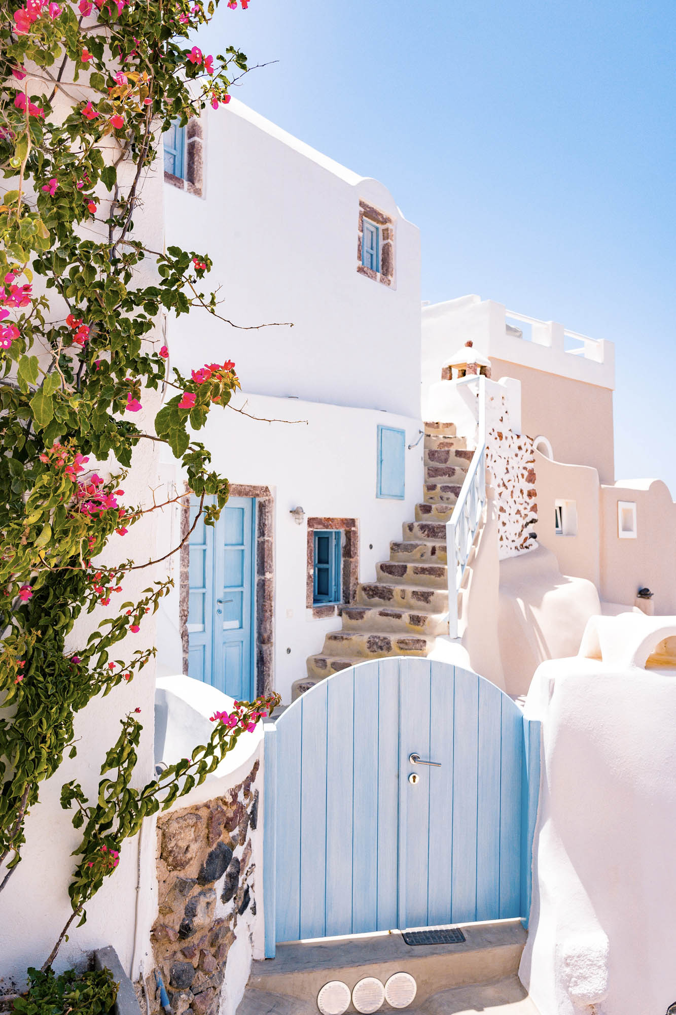 grecki dome=, niebieska furtka, białe ściany i niebieskie okiennice