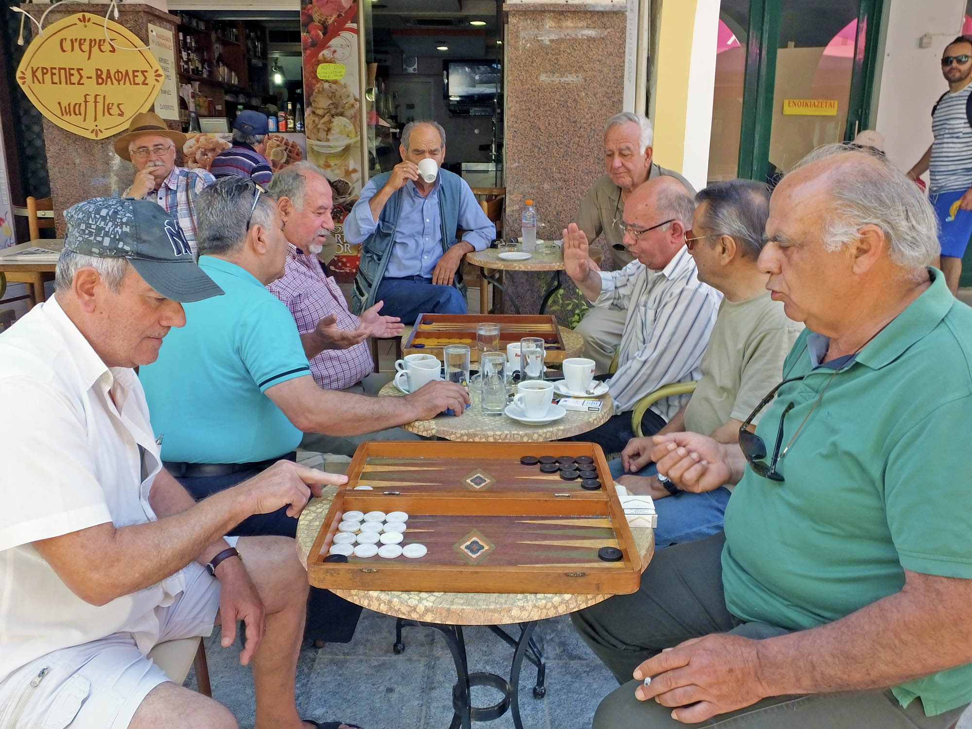 Grecja, grecy graja w tavli, starsi panowie przy kawie