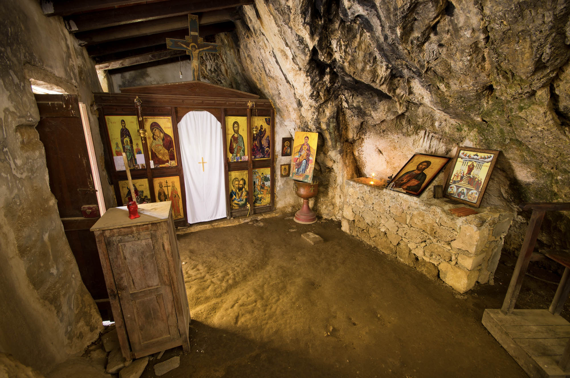 stara kaplica w jasniki w wąwozie topolia - kaplica świętej Zofii, szczegóły i ikony