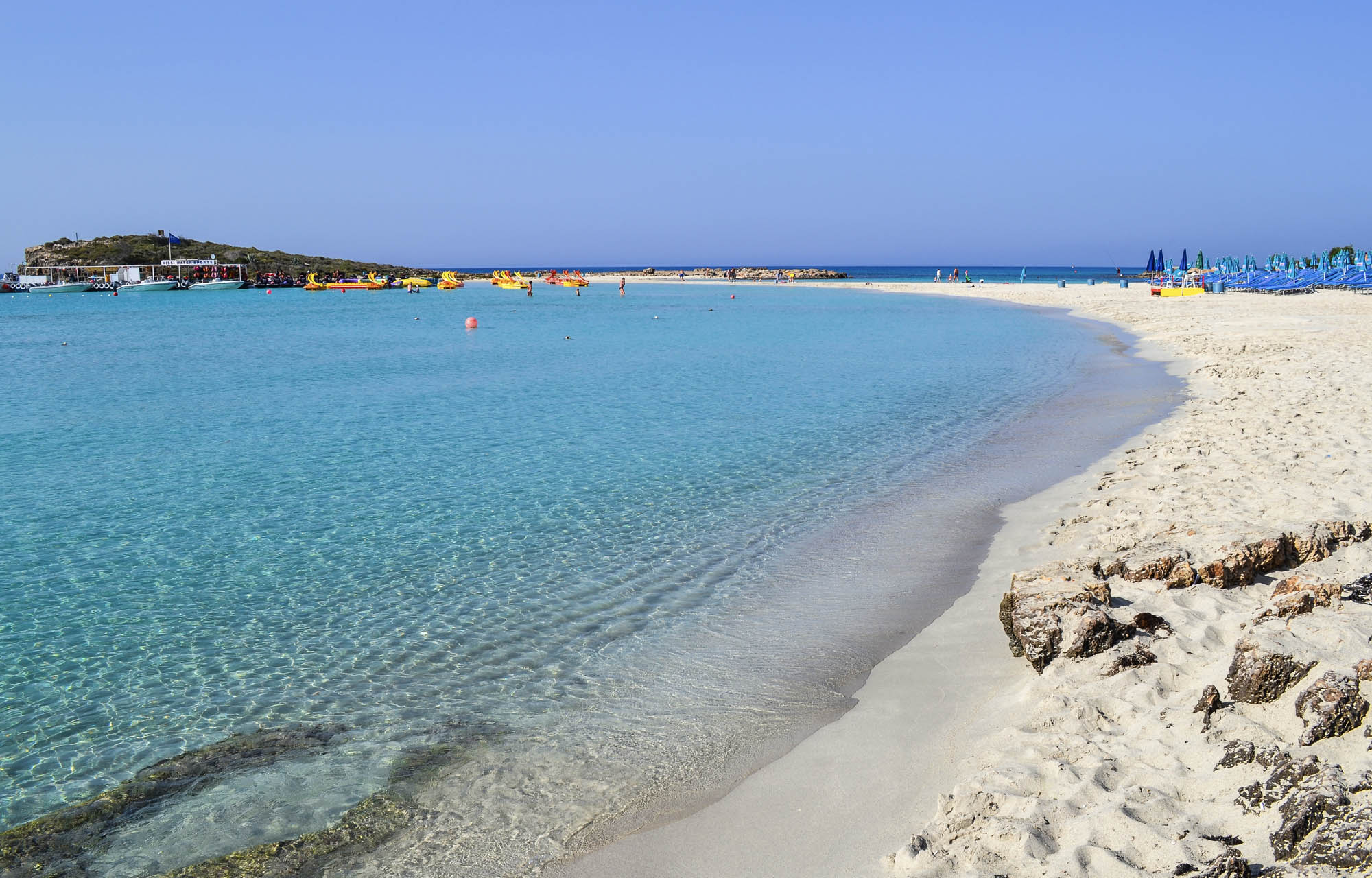 plaża na słynnym wybrzeżu Ayia napa na cyprze, piękna lazurowa woda