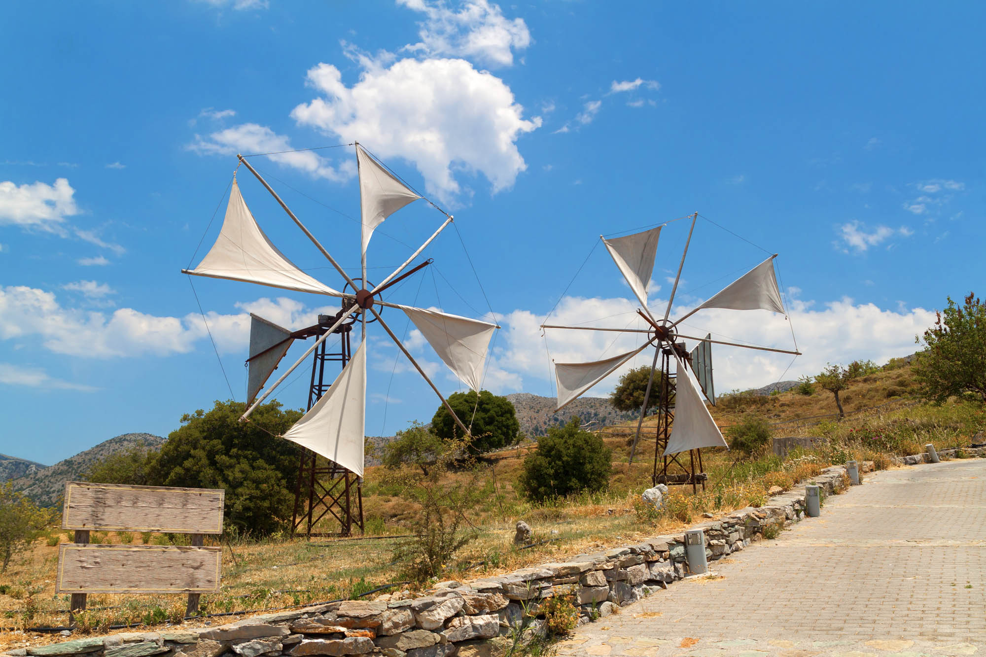 wiatraki, typowe greckie wiatraki, panorama na tle niebieskiego nieba
