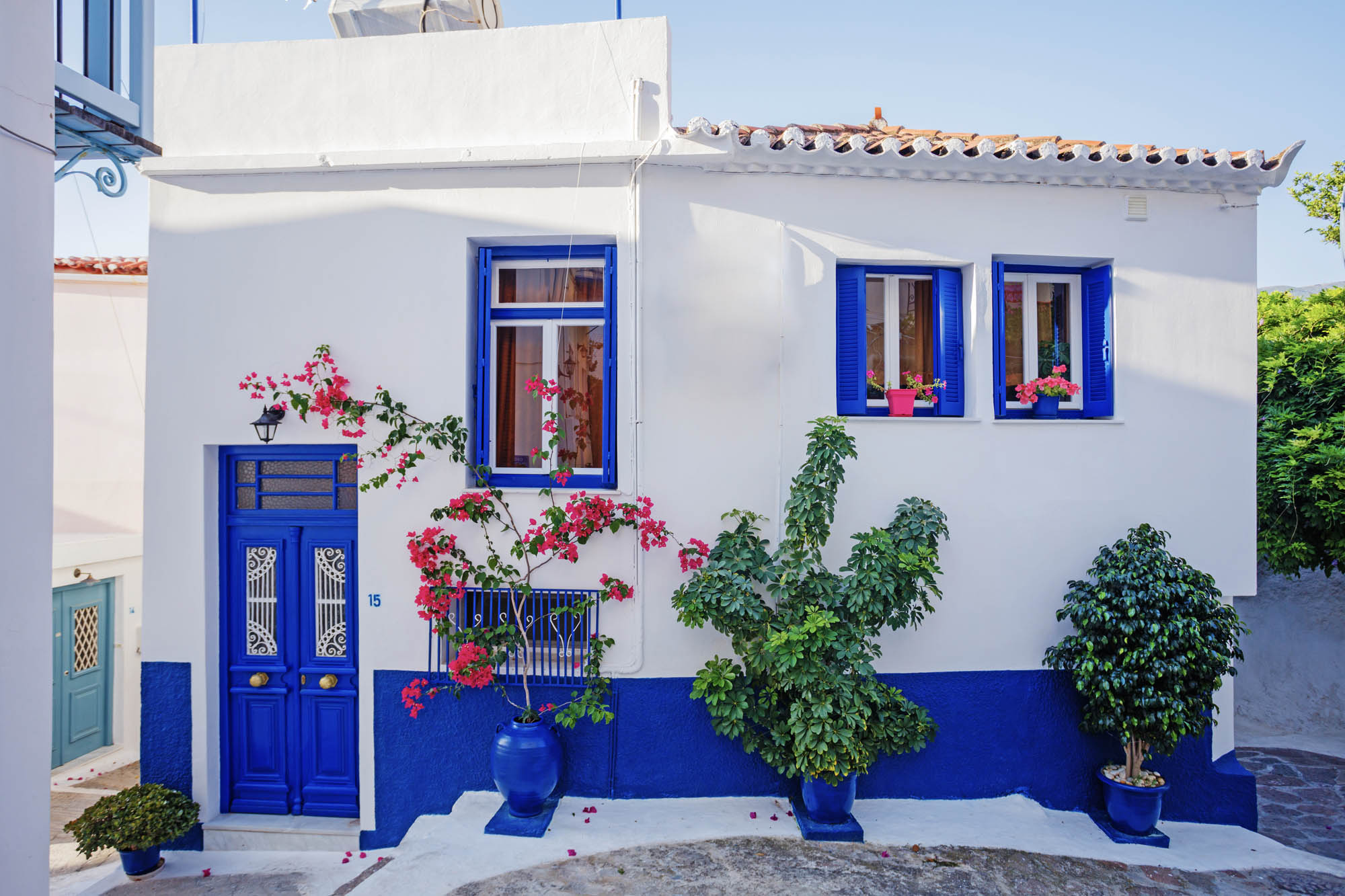 piękny, typowo grecki domek na Krecie, biały dom z niebieskimi okiennicami