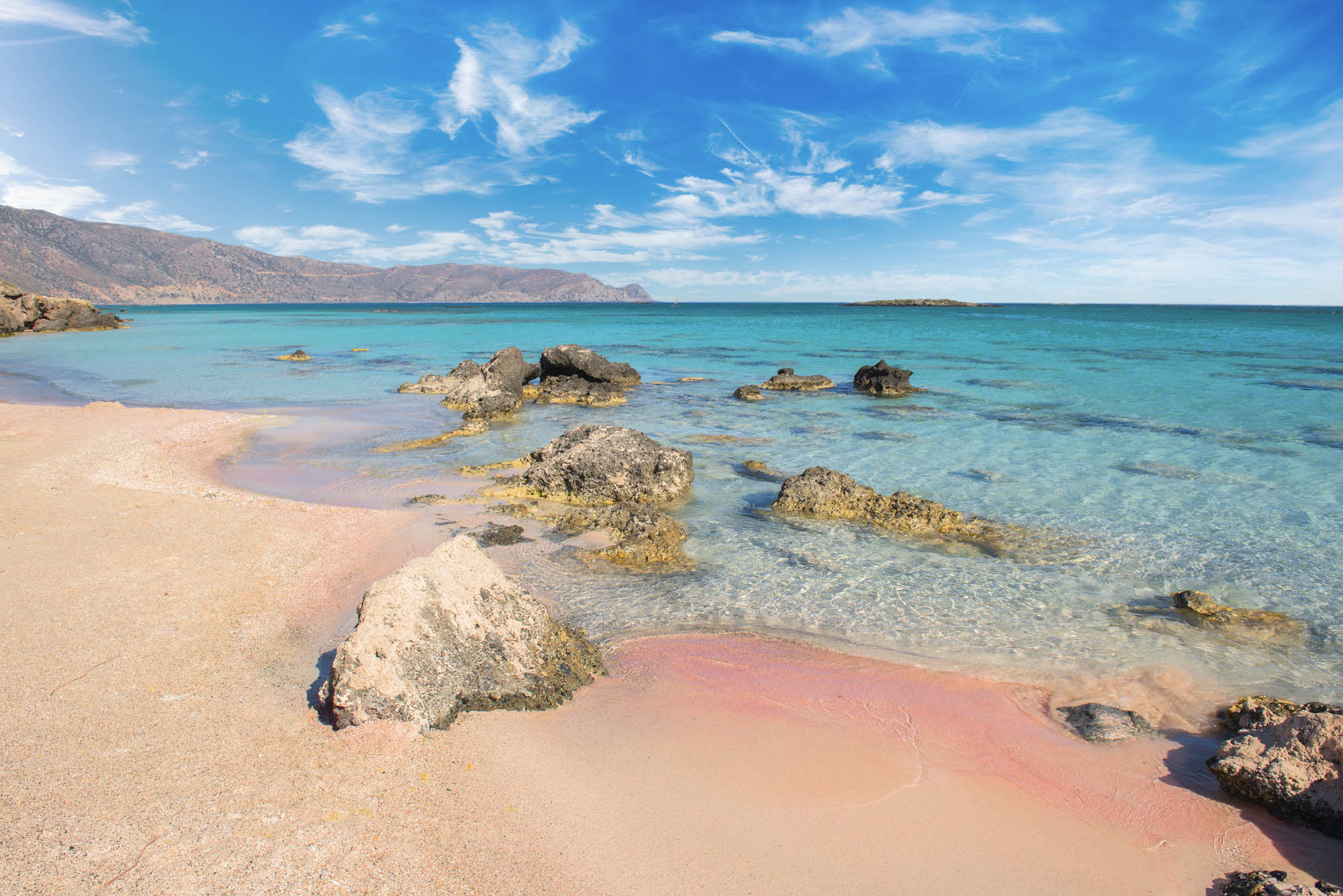kreta, widok na plaże elafonisi, różowy piasek i morze
