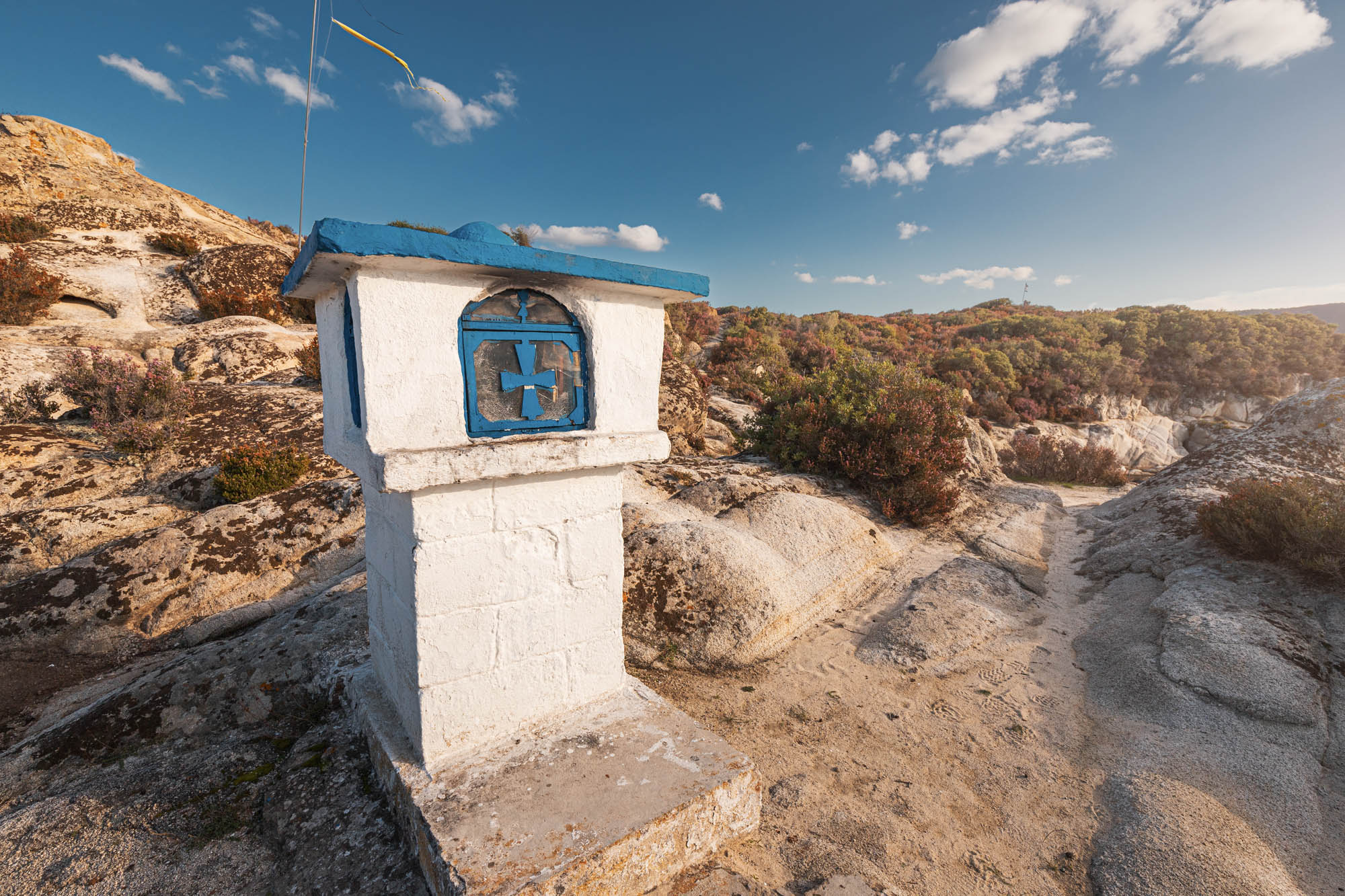 mała kapliczka na górskim szlaku, Grecja