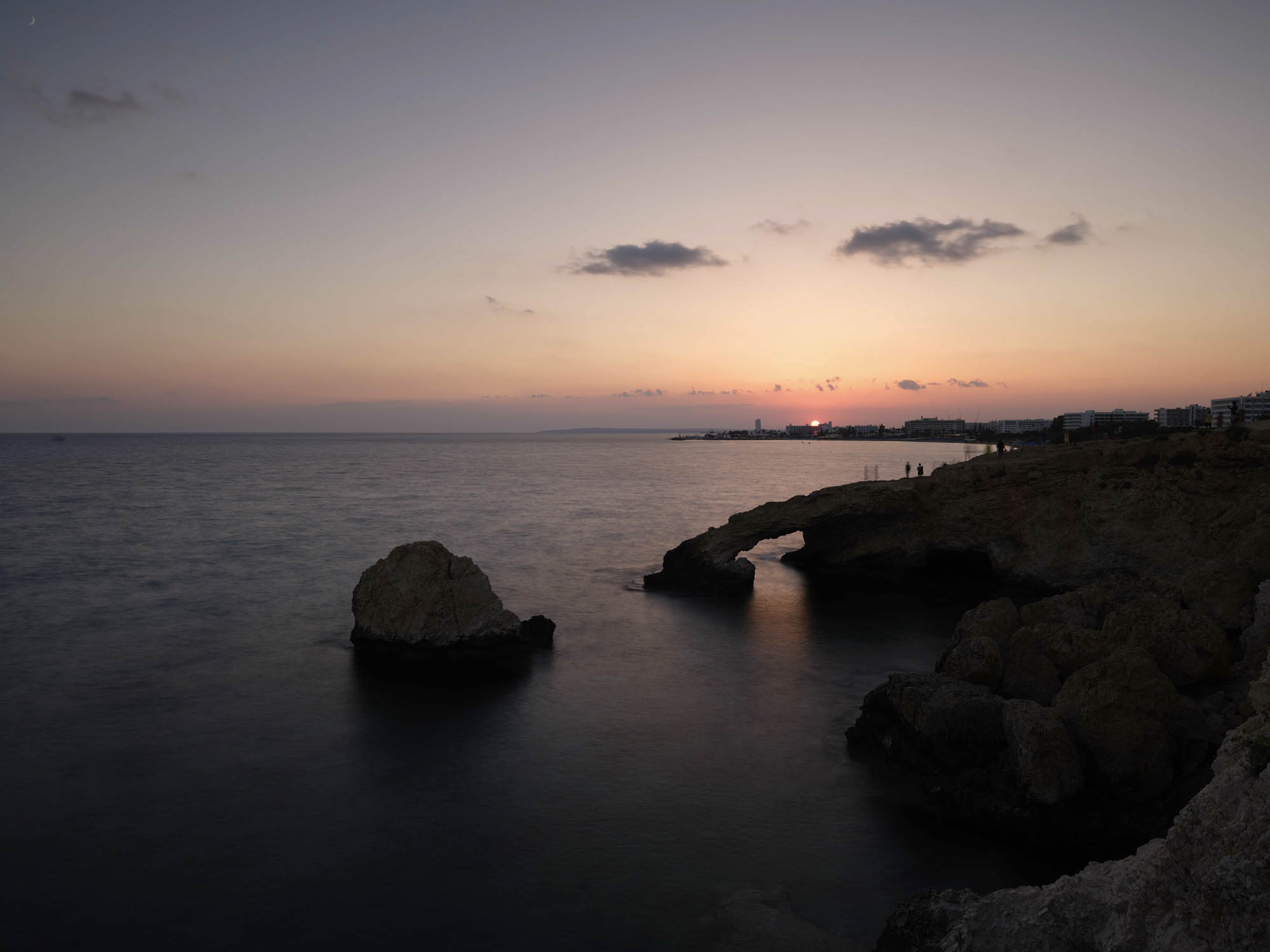 łuk miłości, słynna formacja skalna na cyprze w świetle zachodzacego słońca