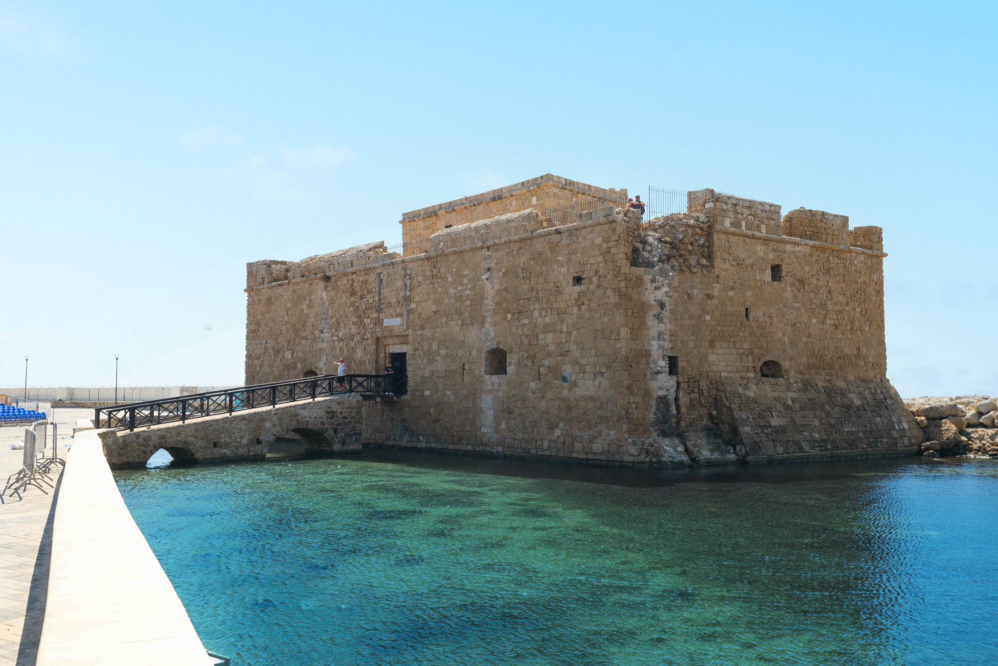 fort pafos, zamek w porcie, stary zabytek na cyprze