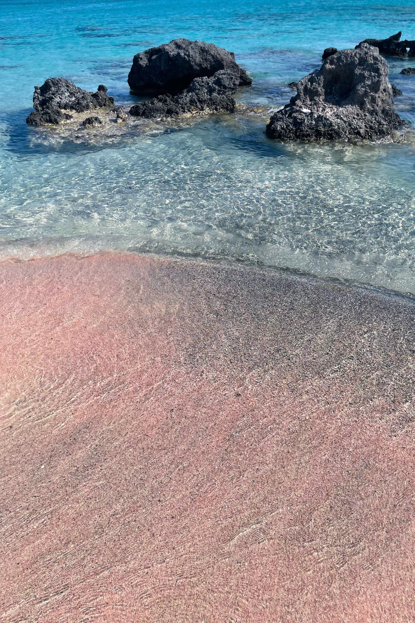 detal, różowy piasek na elafonisi, zbliżenie na piasek i wodę