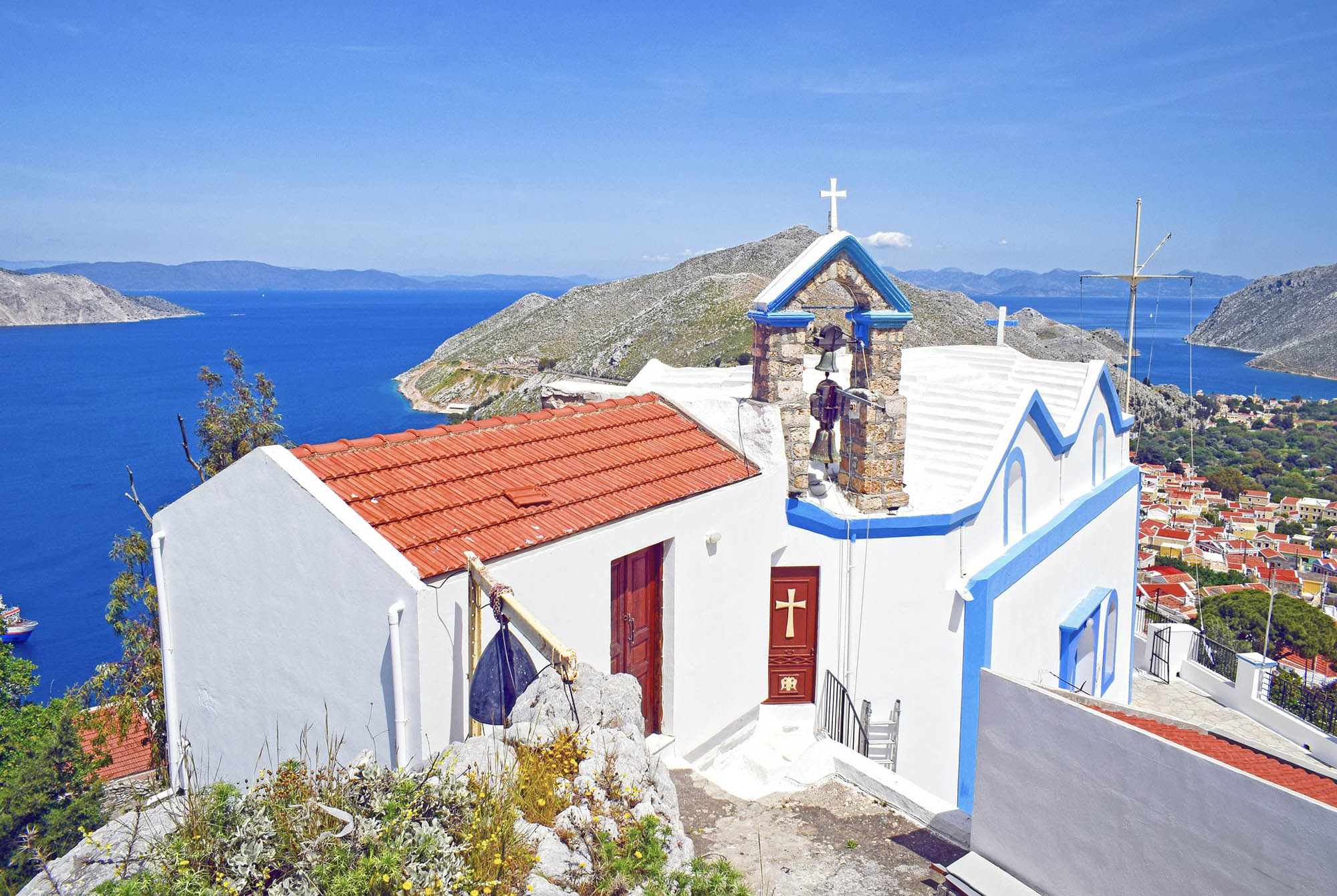 kościółek na wzniesieniu, na wyspie symi, piękna panorama rozciągająca się góry, widok na cerkiewkę i morze