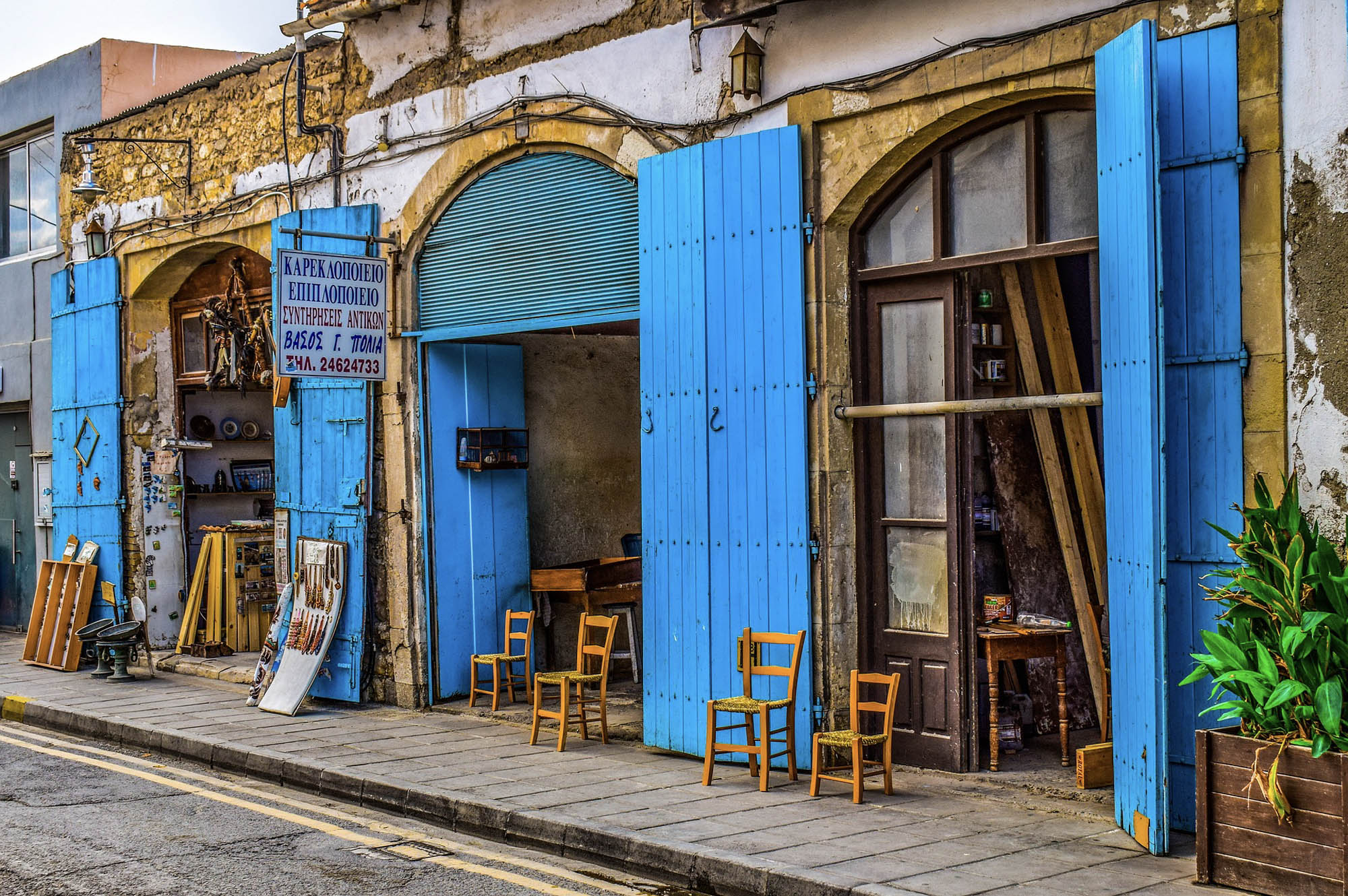 cypr, ulica w mieście Larnaka, kawiarnia, krzesła stojące na ulicy