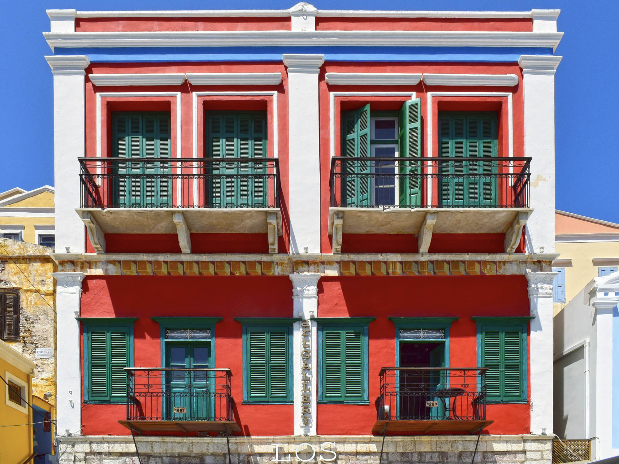 kolorowo pomalowany dom na wyspie symi, detal