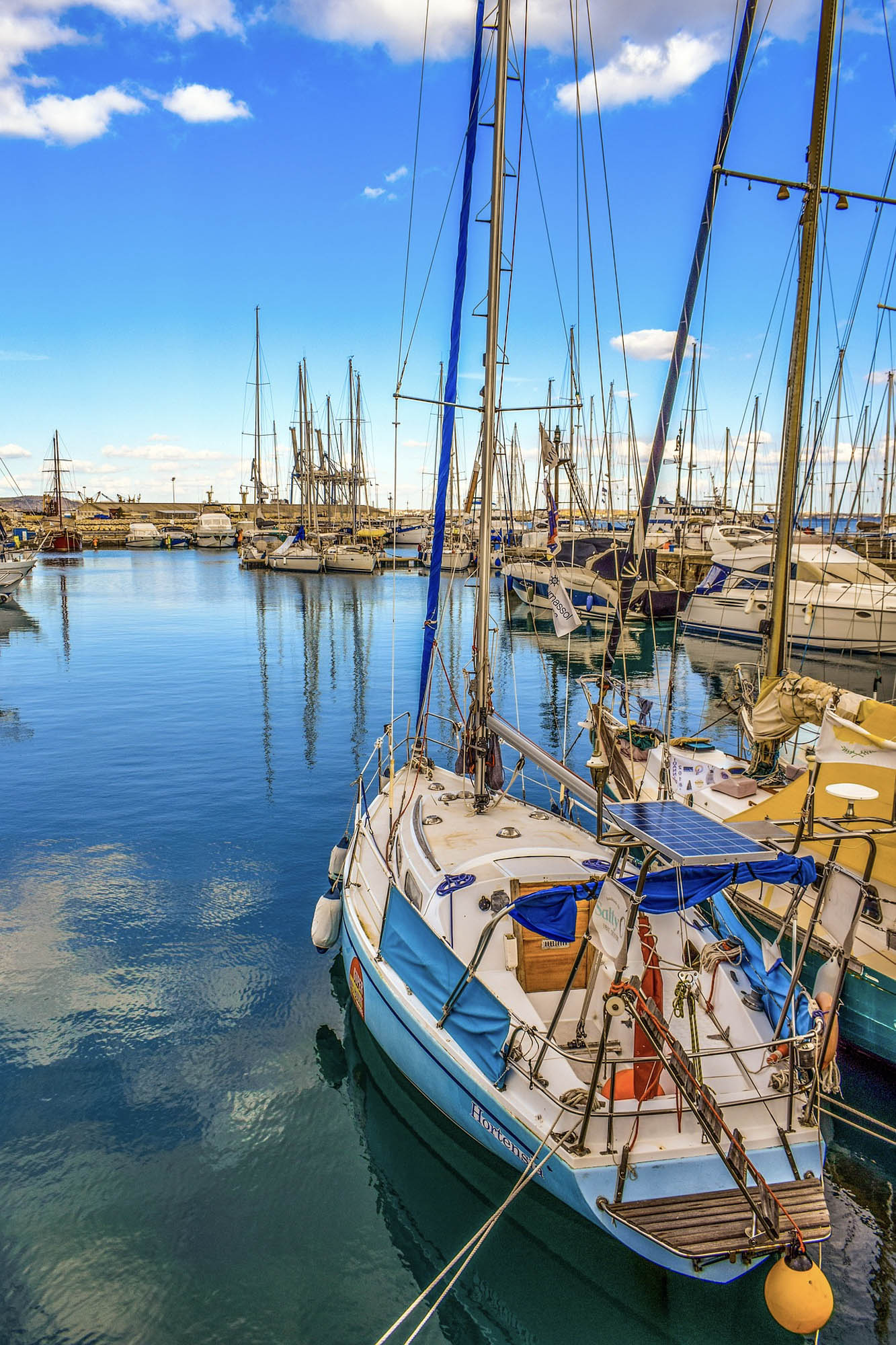marina w Larnace, cyper, łódki kołyszą się na wodzie