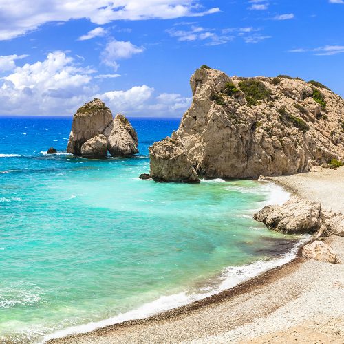 piękna plaża na Cyprze, najsłynniejsza skała Afrodyty, plaża Afrodyty,k widok na morze, panorama