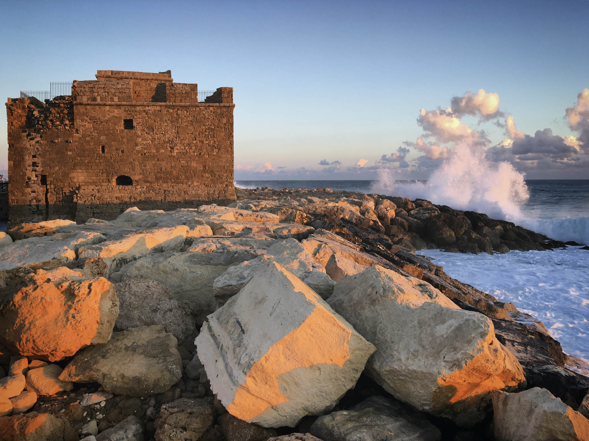 cypr, morze i twierdza nad morzem, piękne miejsce, panorama, widok