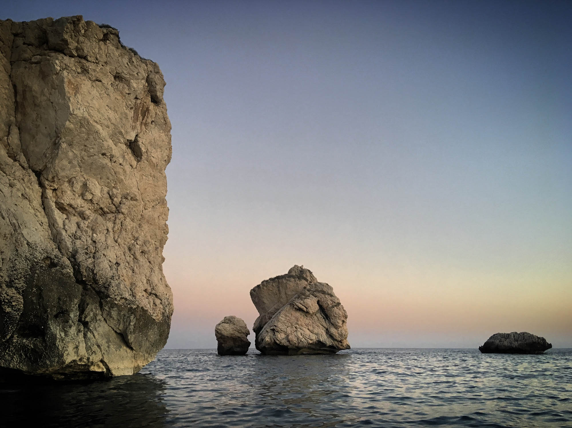 skały na wybrzeżu cypru w pobliżu pafos, skała afrodyty