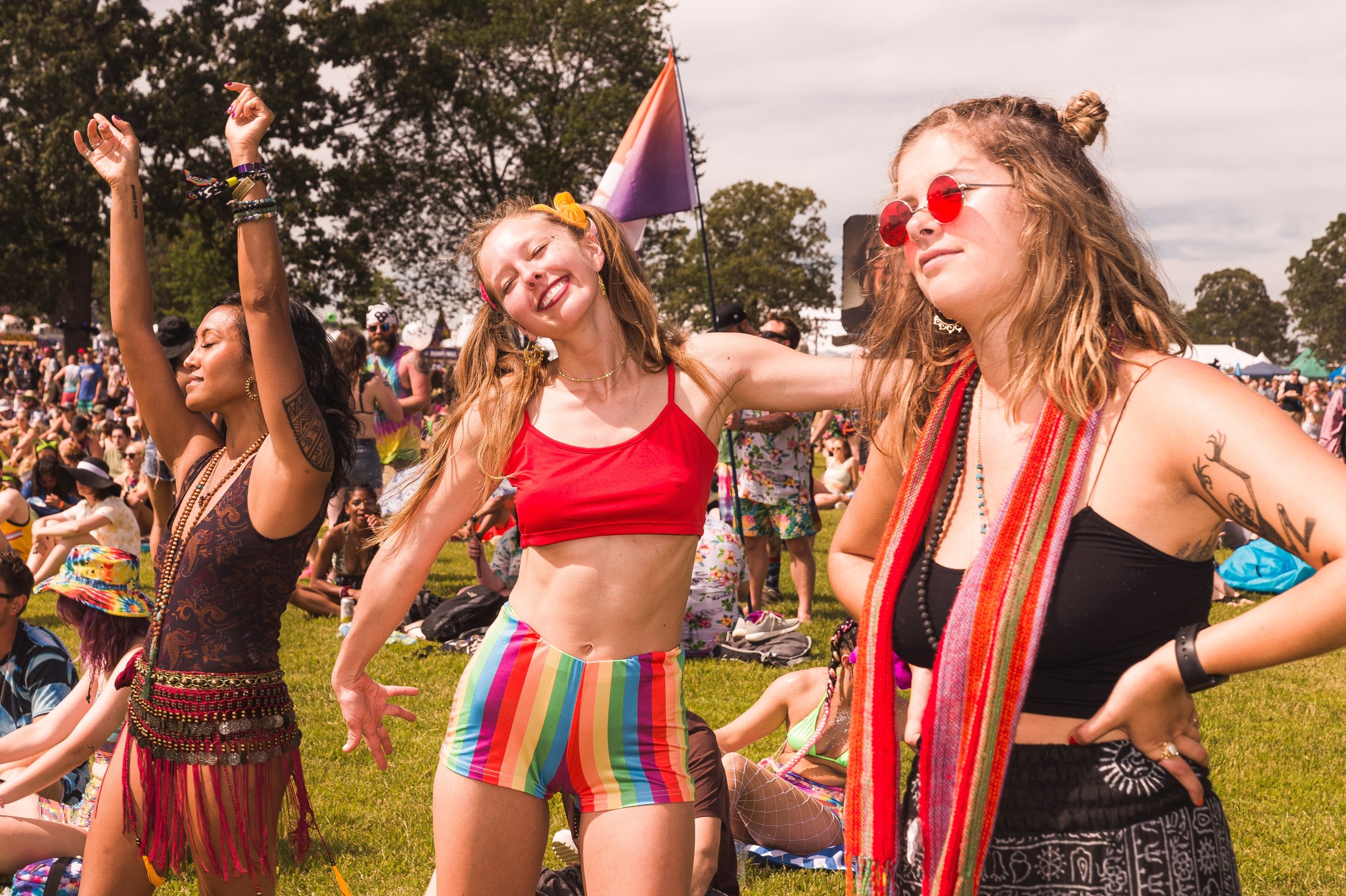 trzy kolorowe kobiety na festiwalu, zabawa, słońce i kolory