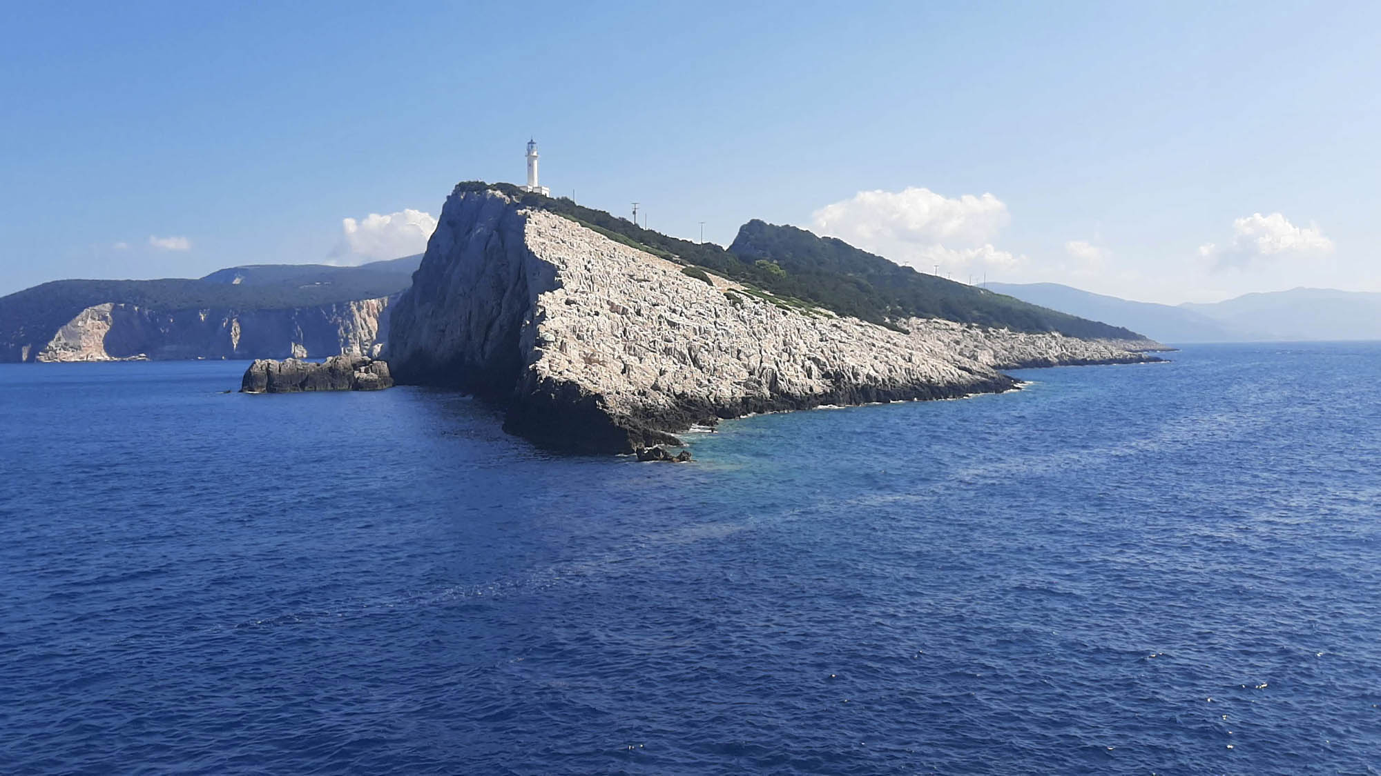 grecka wyspa widziana z pokładu statku, białe klify, morska panorama