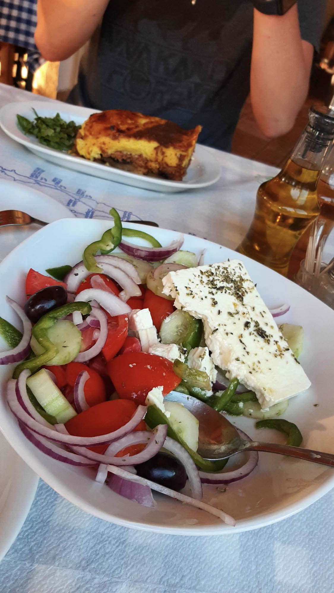 typowa sałatka grecka z serem feta na wierzchu