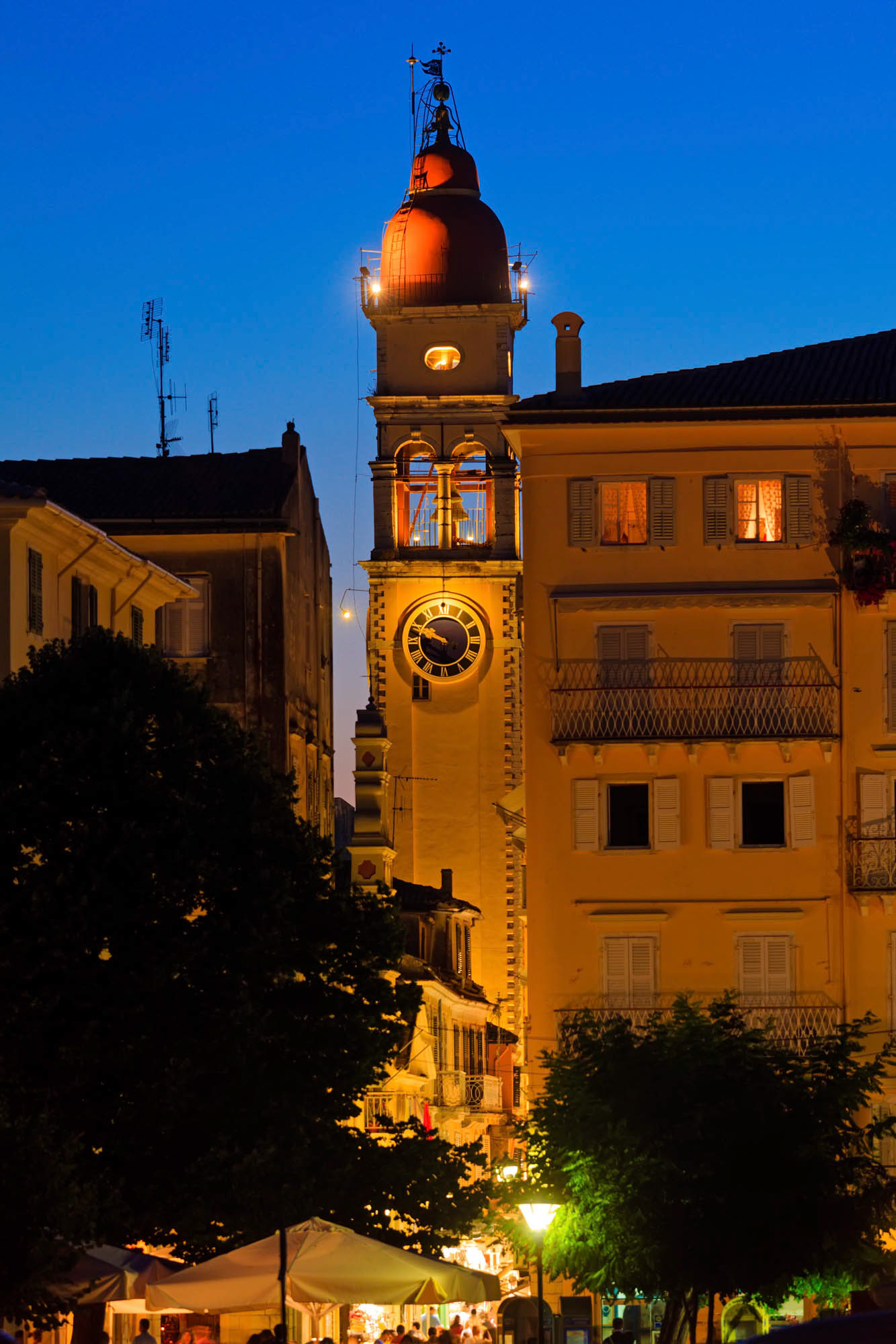 kerkyta, stolica wyspy korfu wieczorem, oświetlona lampami wieża cerkwi, detal