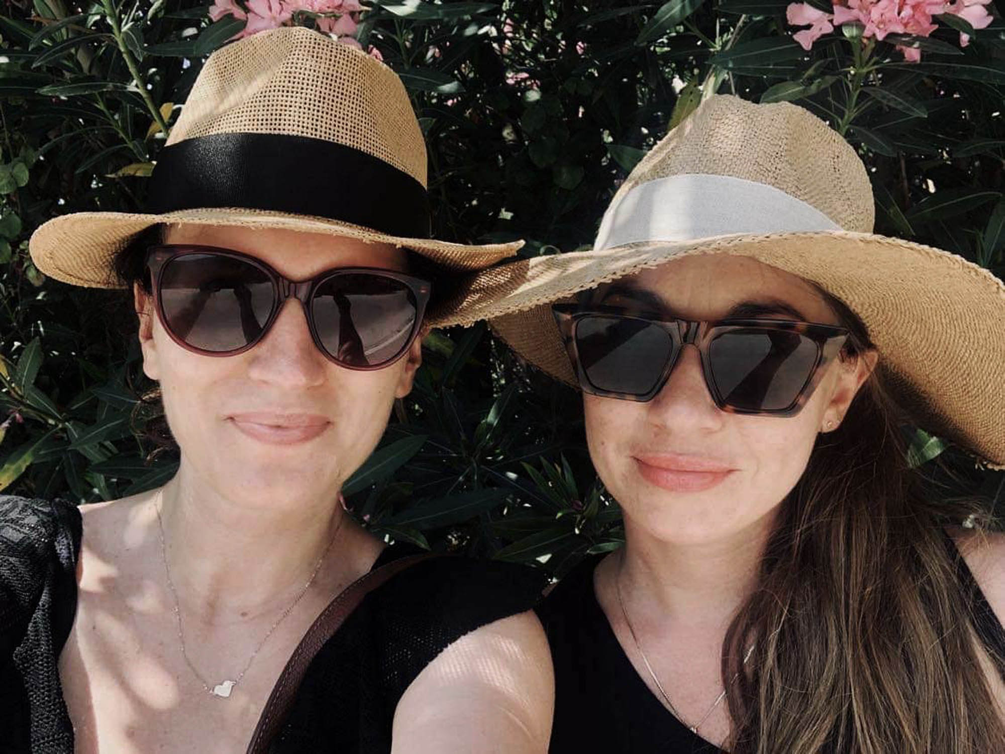 dwie dziewczyny w okularach przeciwsłonecznych słomkowych kapeluszach, wakacje w grecji